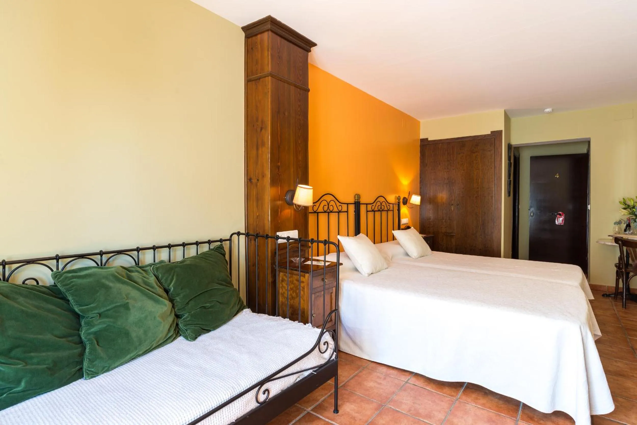 Photo of the whole room, Bed in Hostal El Escudo de Mijas