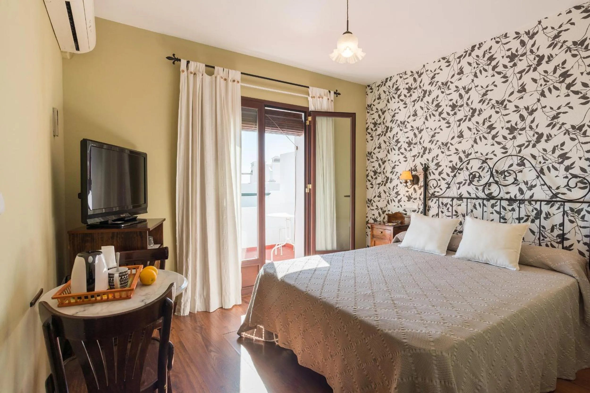 Photo of the whole room, Bed in Hostal El Escudo de Mijas