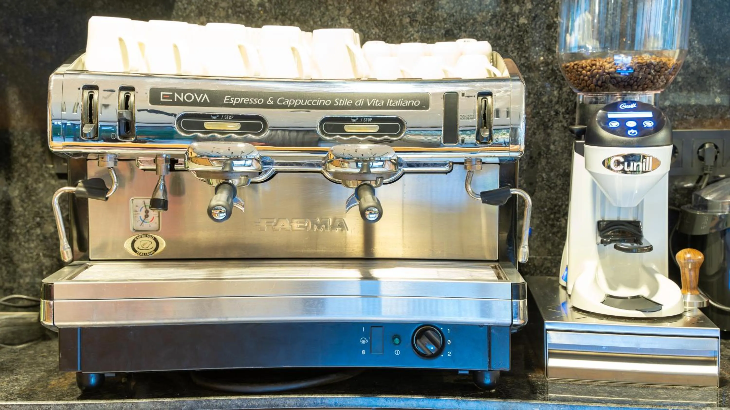 Coffee/tea facilities in Sirius Hotel Deluxe