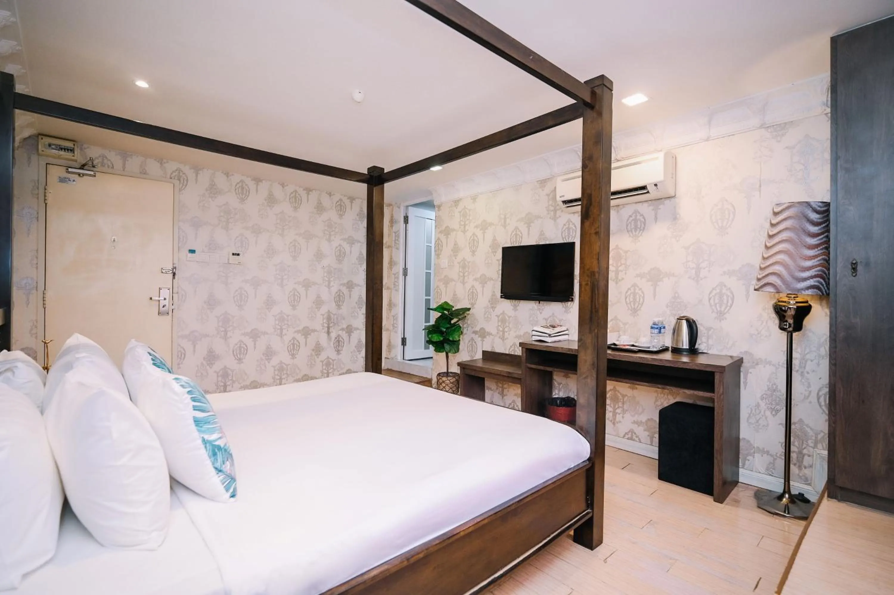 Bed in Swing & Pillows - USJ Taipan