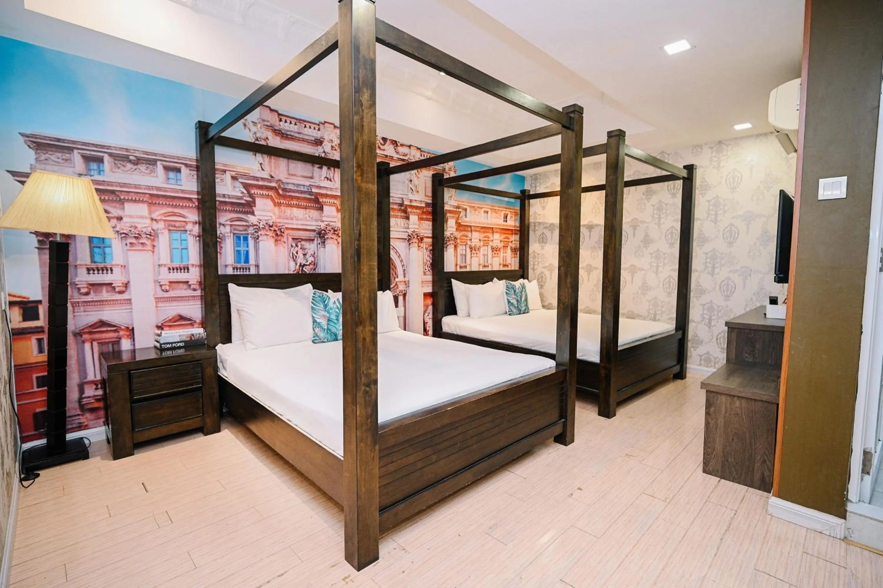 Bed in Swing & Pillows - USJ Taipan