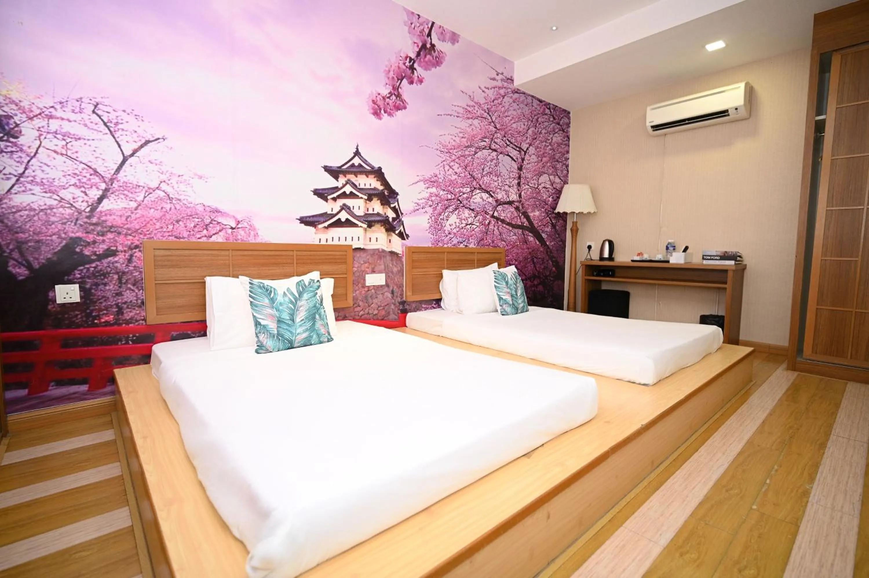 Bed in Swing & Pillows - USJ Taipan