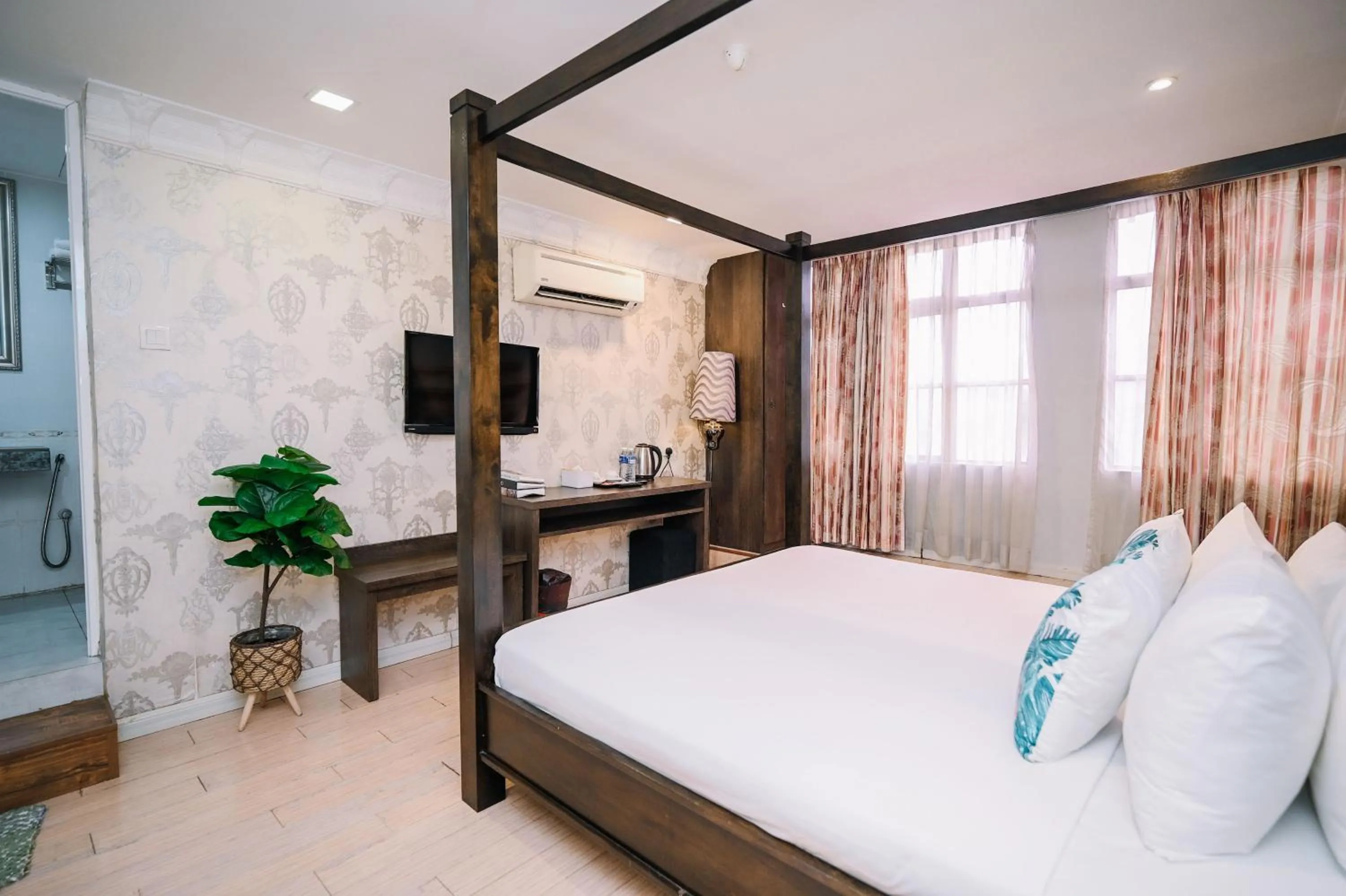 Bed in Swing & Pillows - USJ Taipan