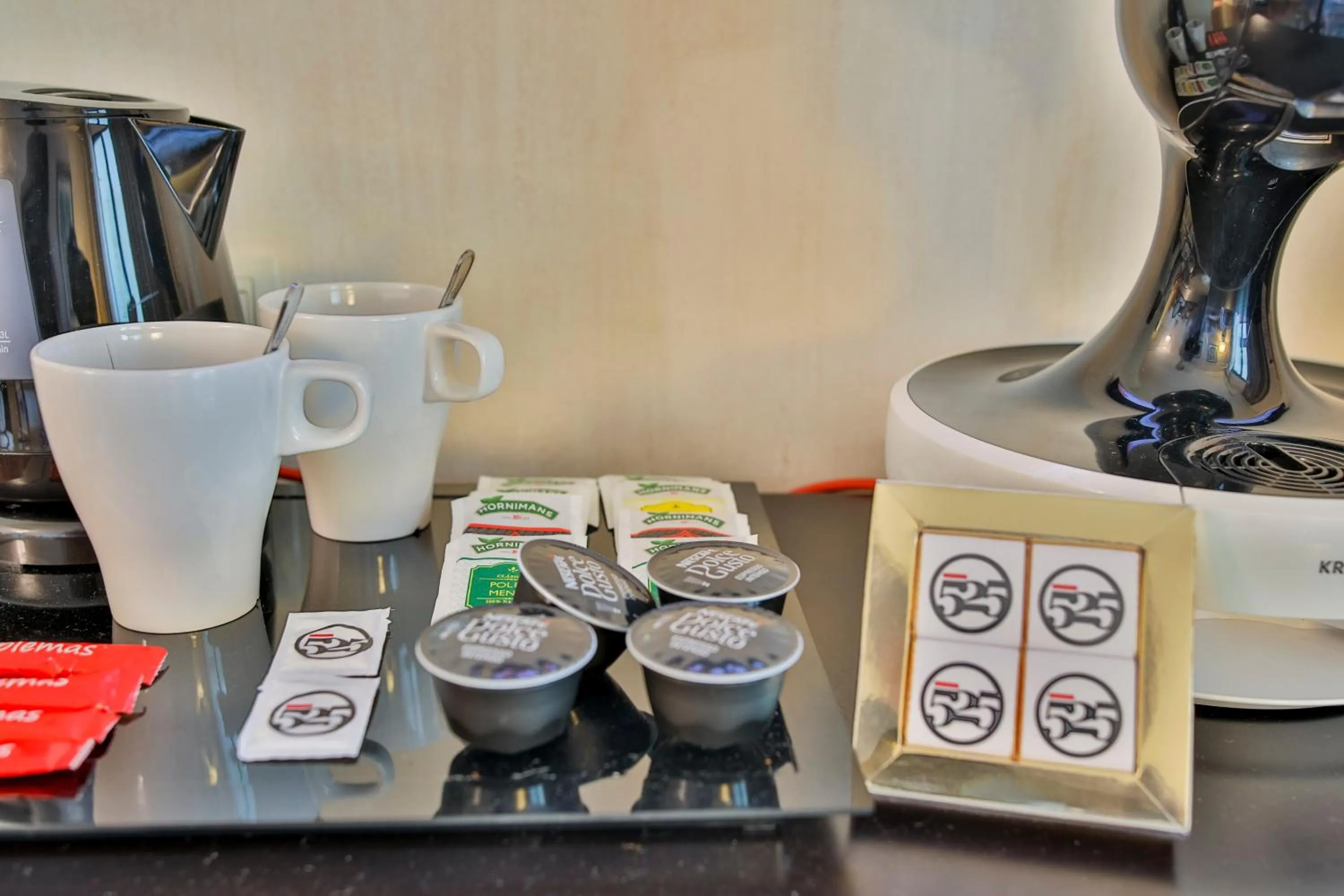 Coffee/tea facilities in Hotel 525