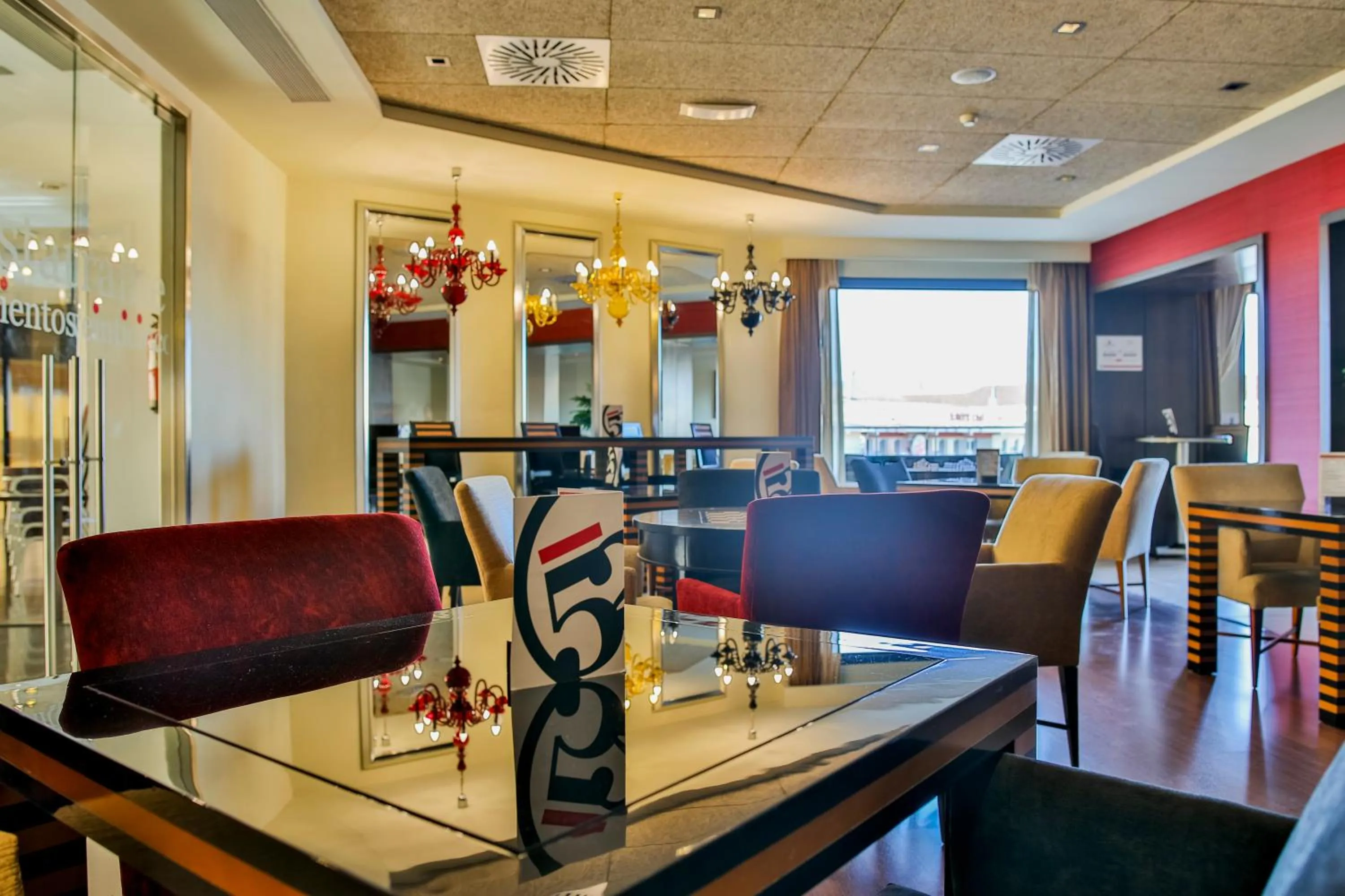 Restaurant/places to eat in Hotel 525