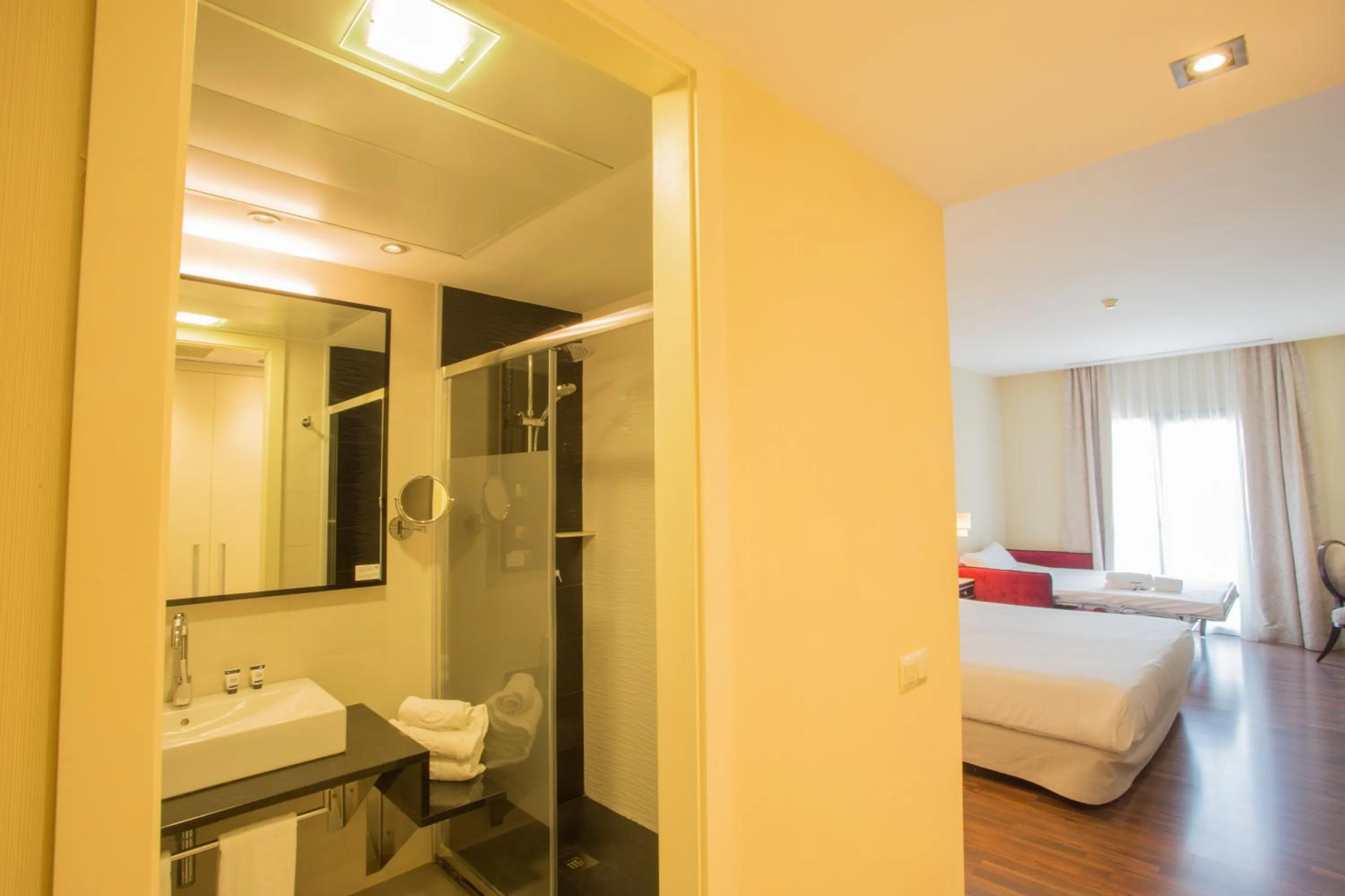 Toilet, Bed in Hotel 525