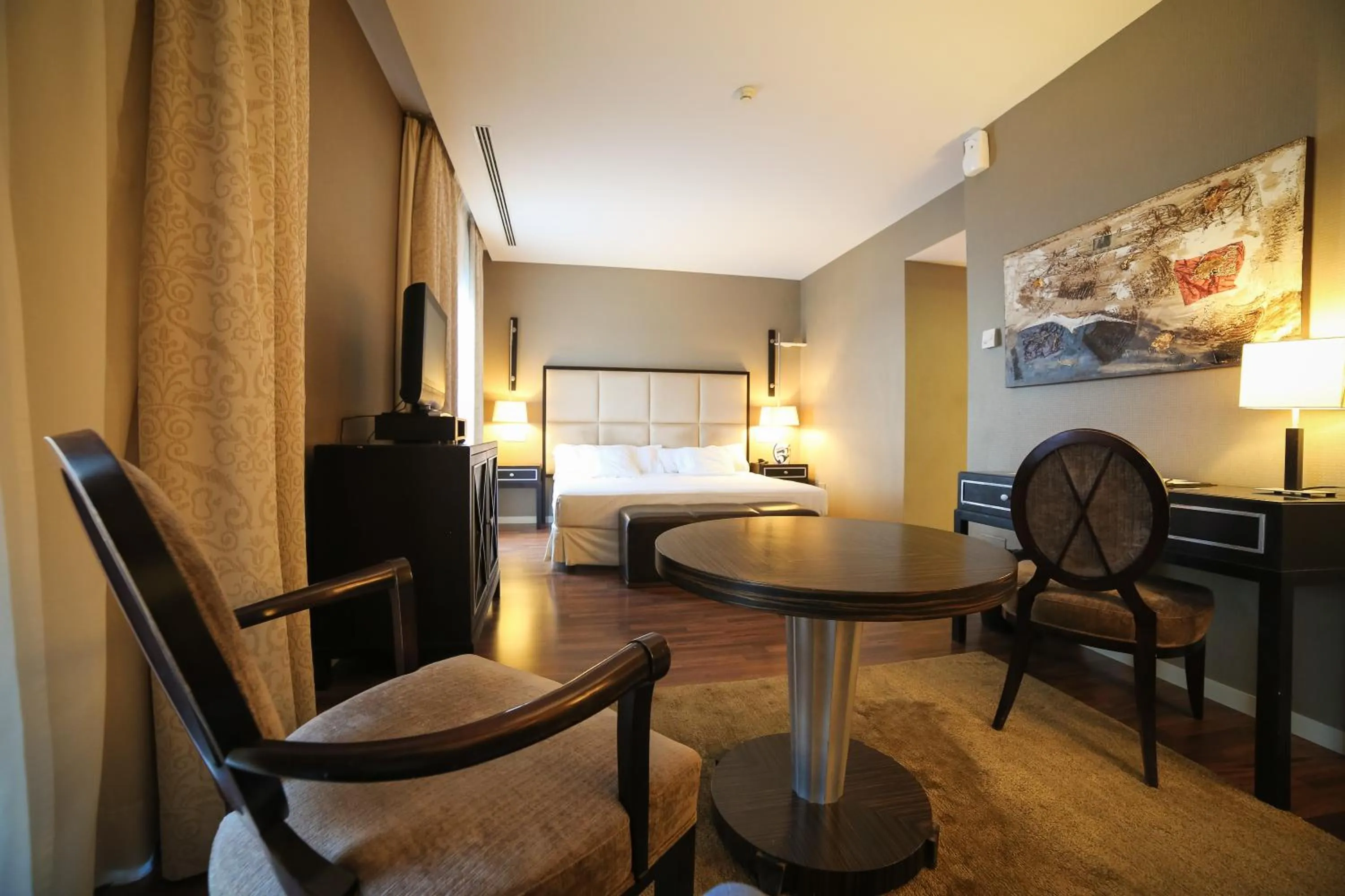 Seating area, Bed in Hotel 525