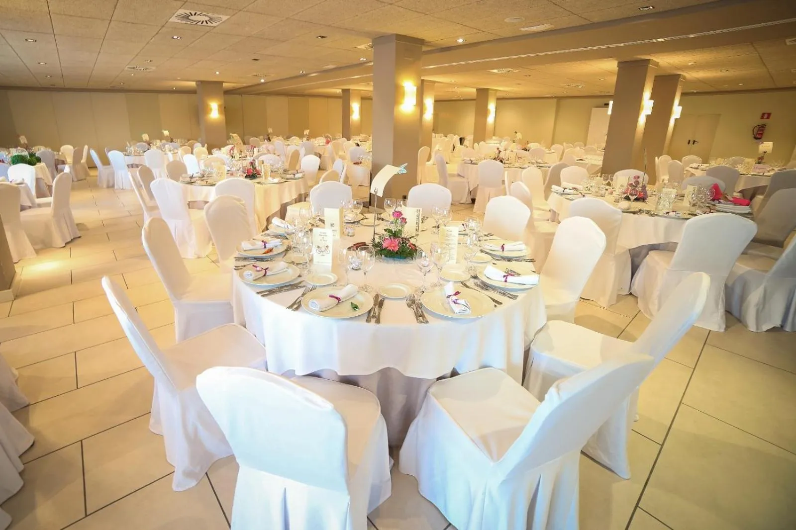 Restaurant/places to eat in Hotel 525