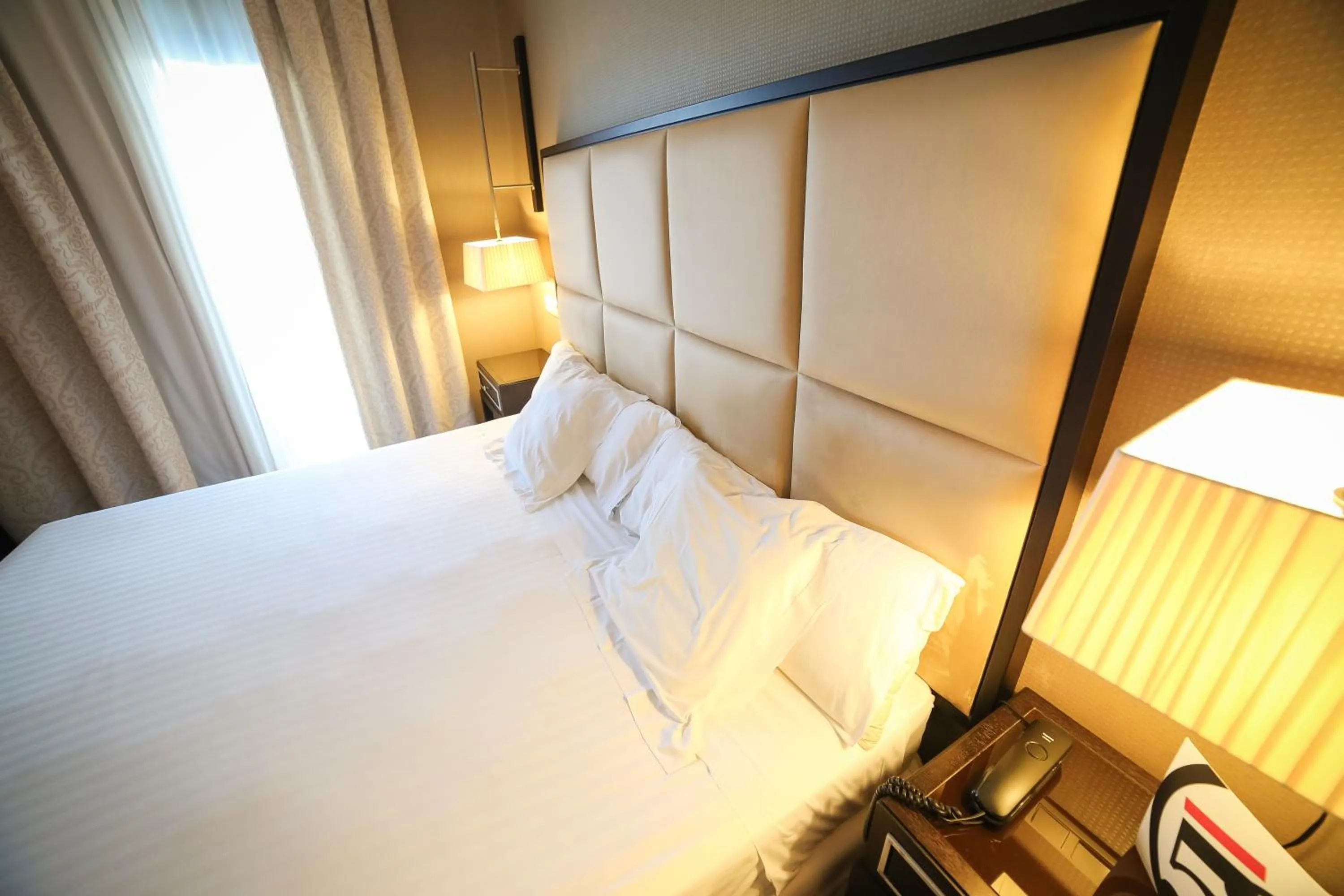 Bathroom, Bed in Hotel 525