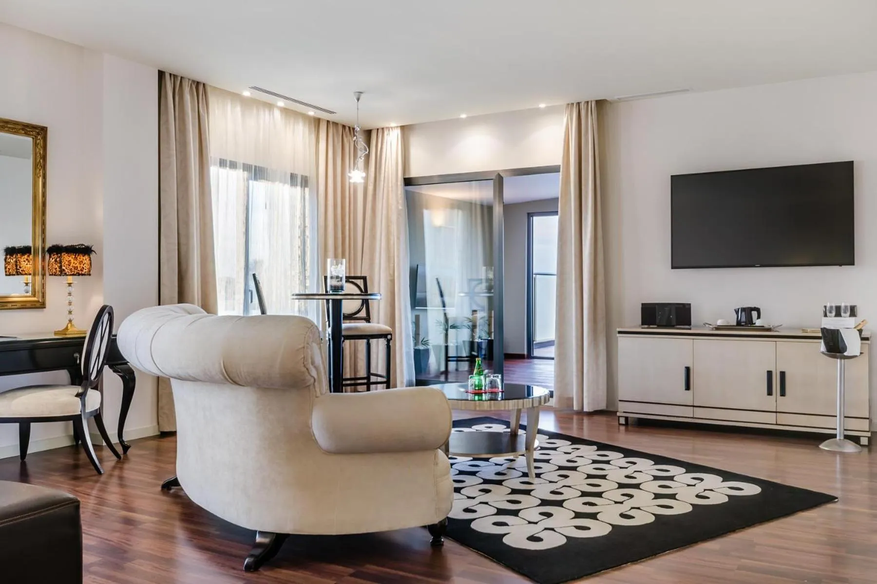 TV and multimedia in Hotel 525