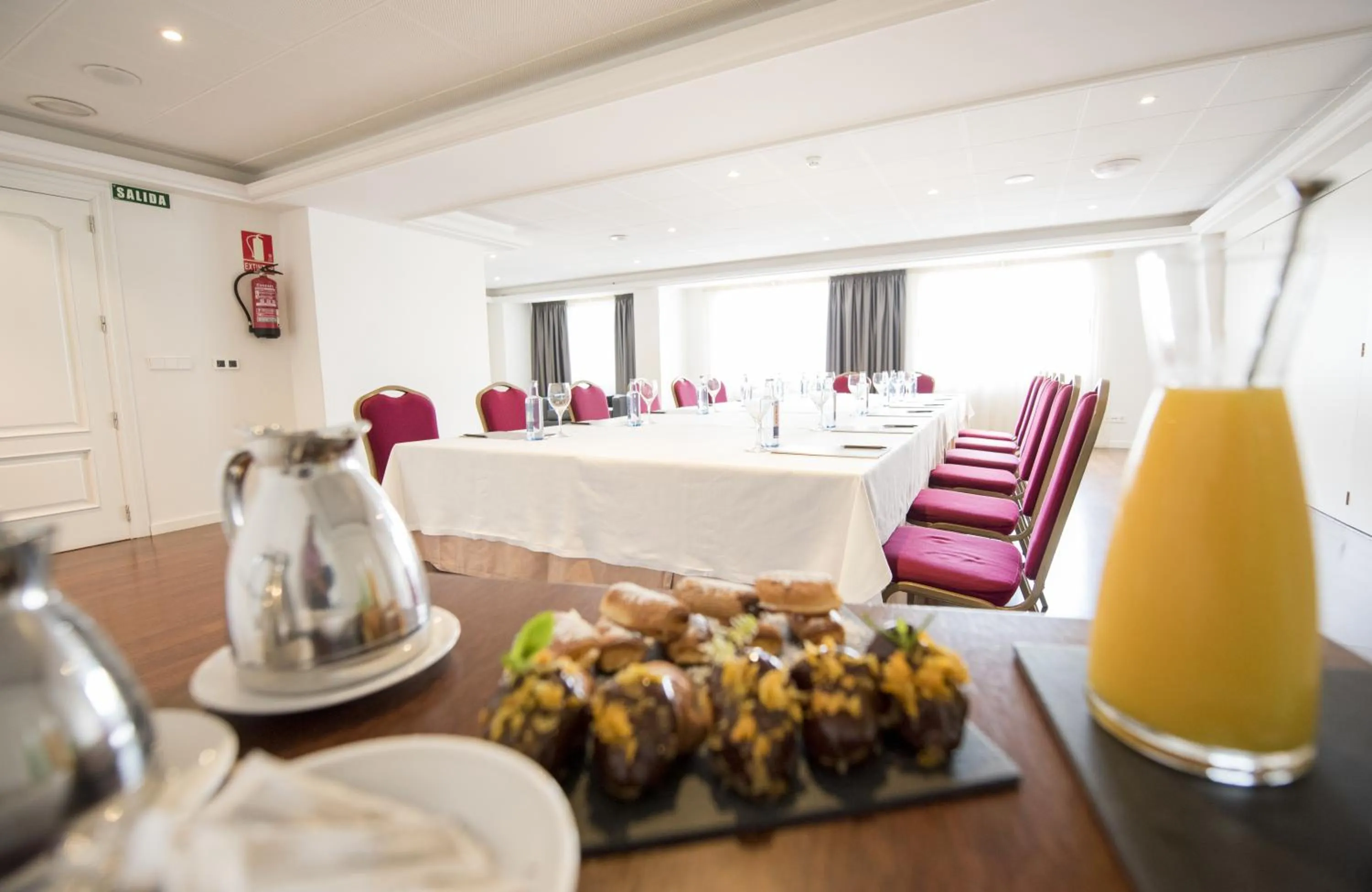 Business facilities in Hotel Almirante