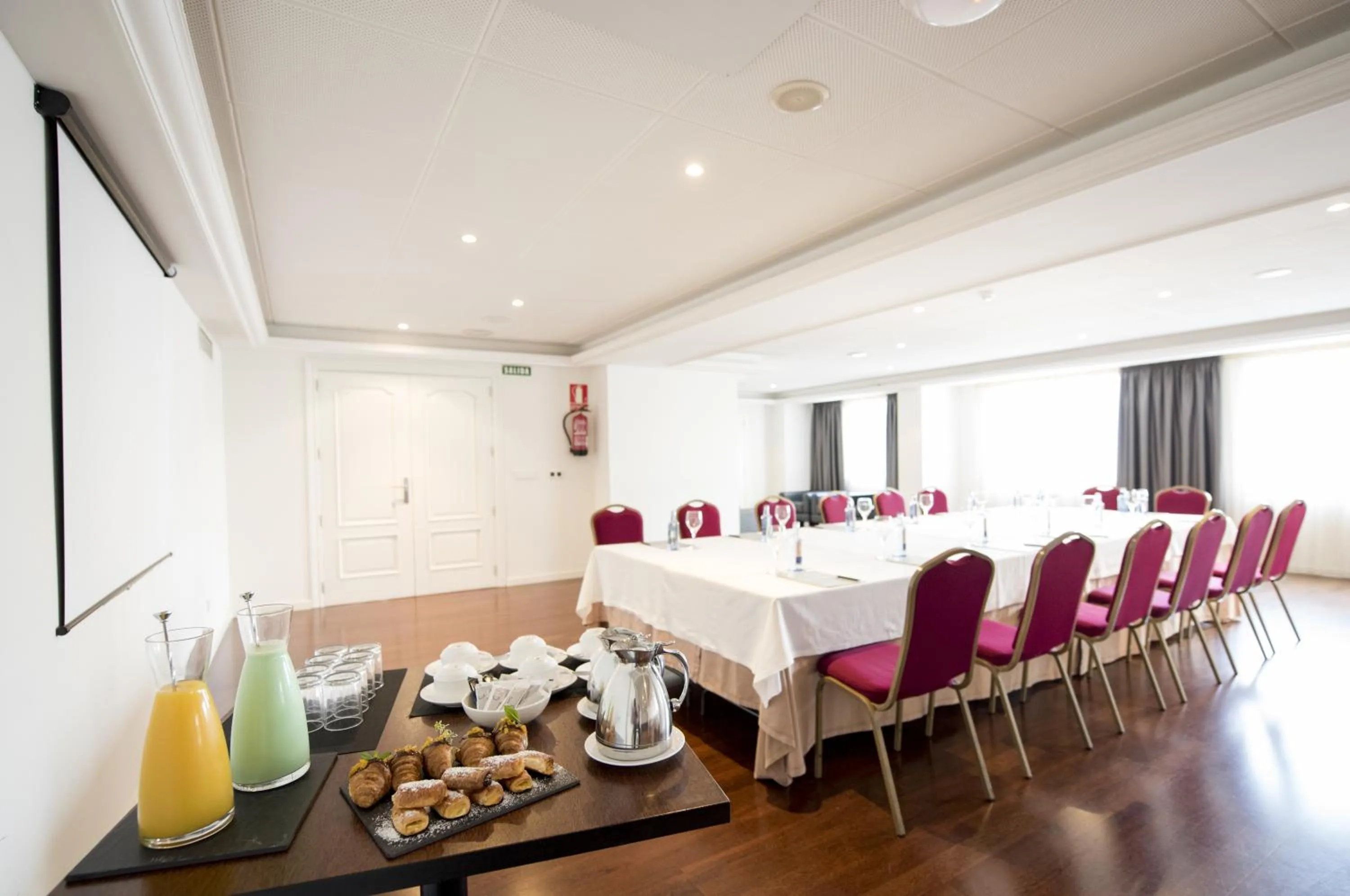 Business facilities in Hotel Almirante