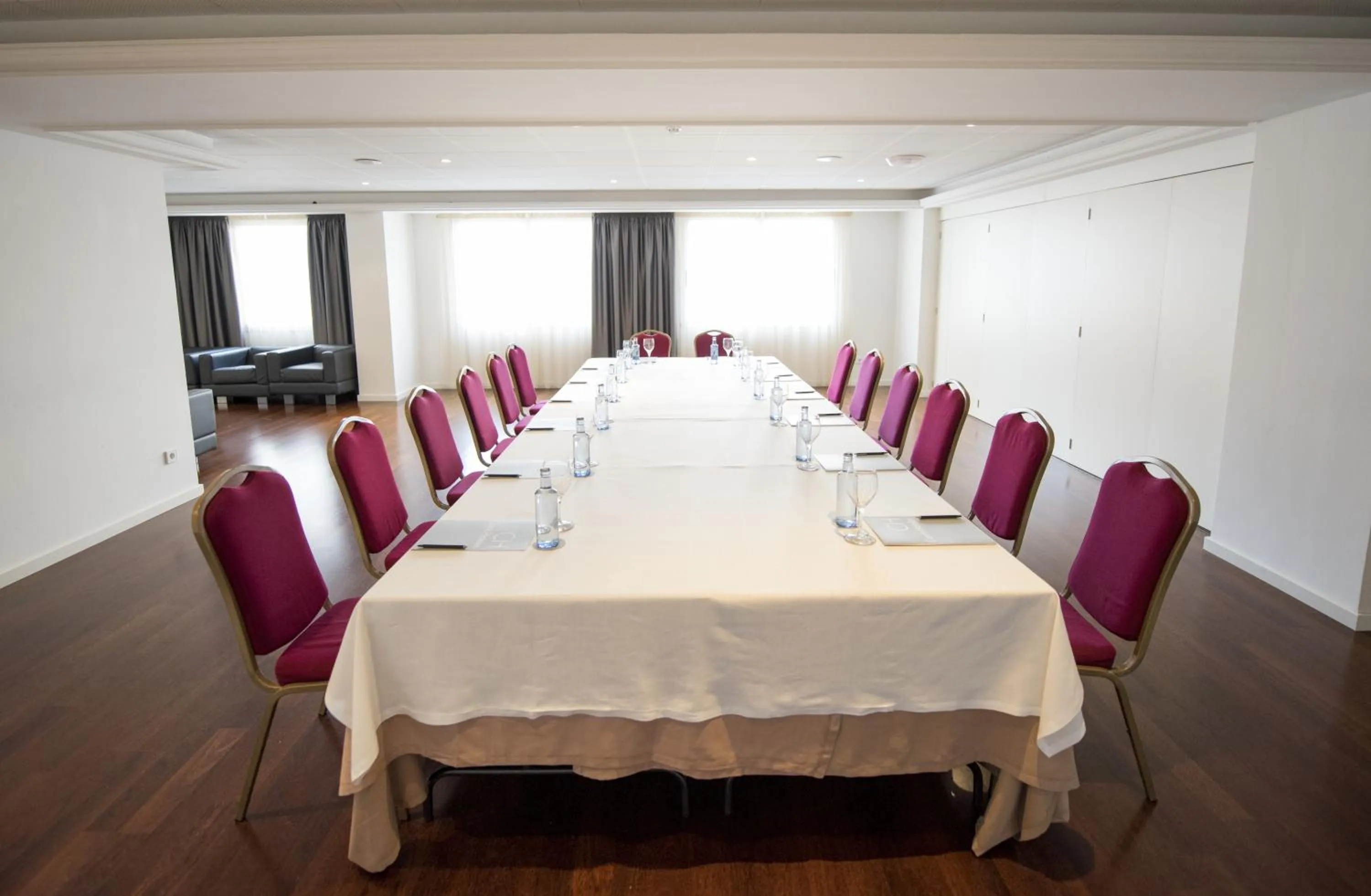 Business facilities in Hotel Almirante