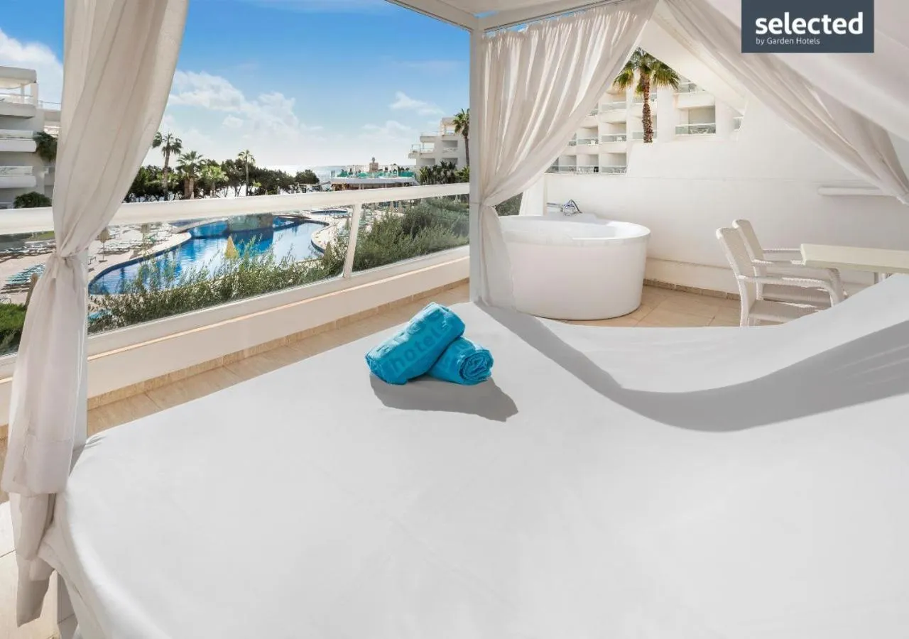 Pool view in Aparthotel Tropic Garden