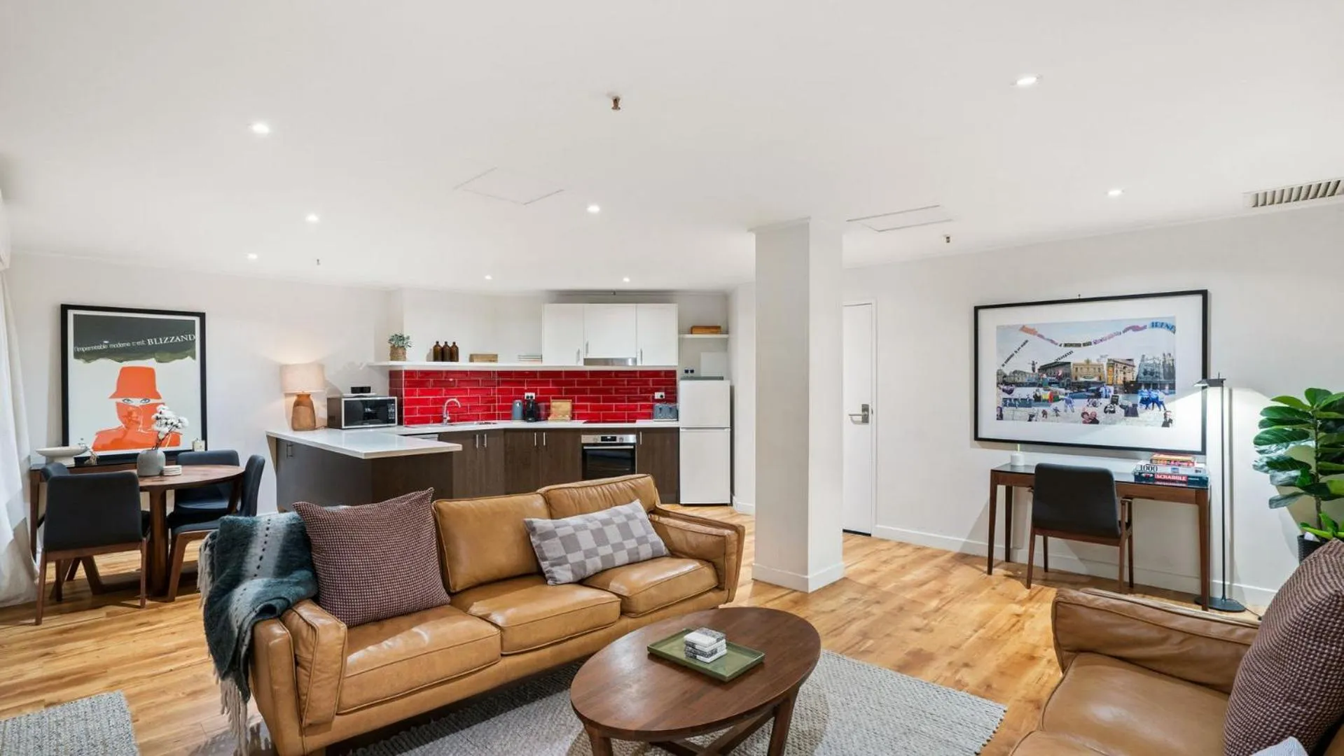 Kitchen or kitchenette in Gordon House Apartments