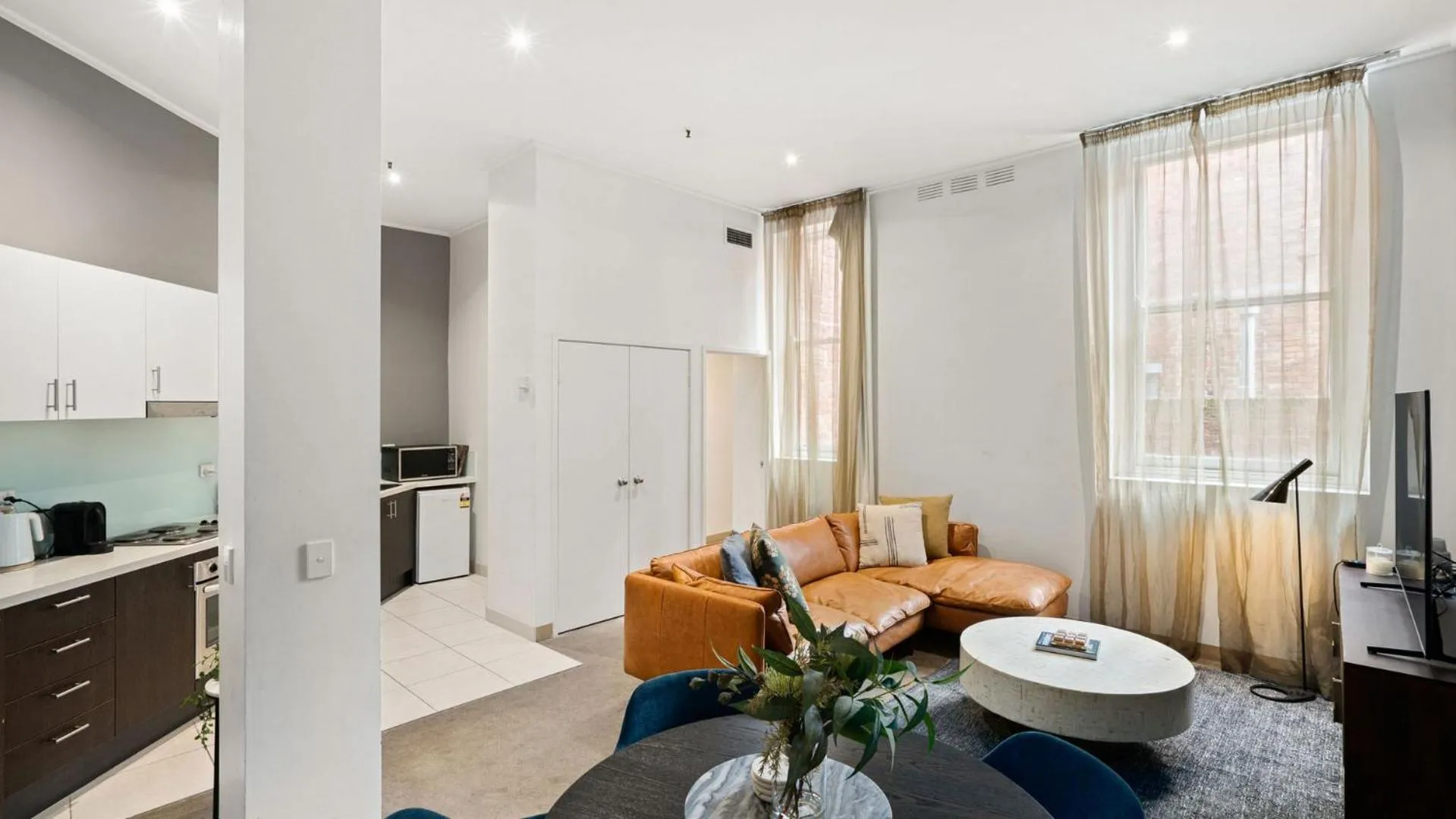 Kitchen or kitchenette in Gordon House Apartments