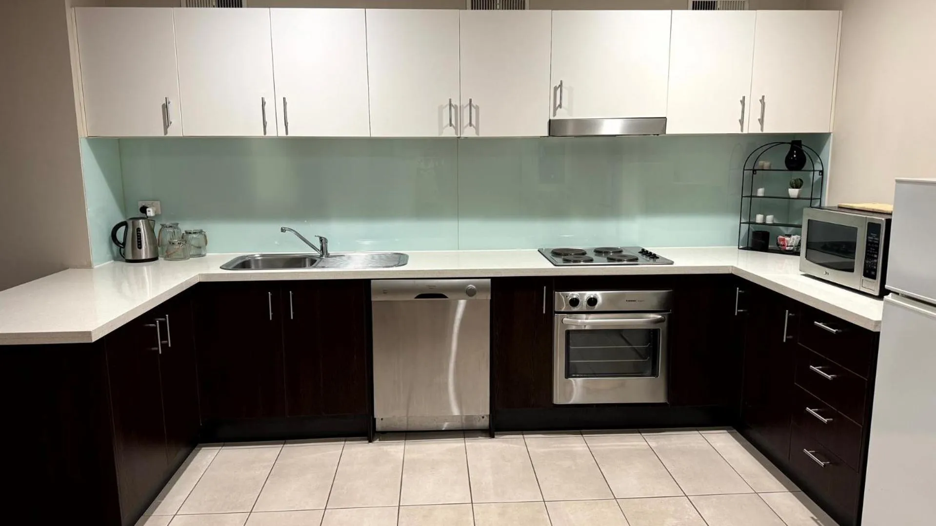 Kitchen or kitchenette in Gordon House Apartments