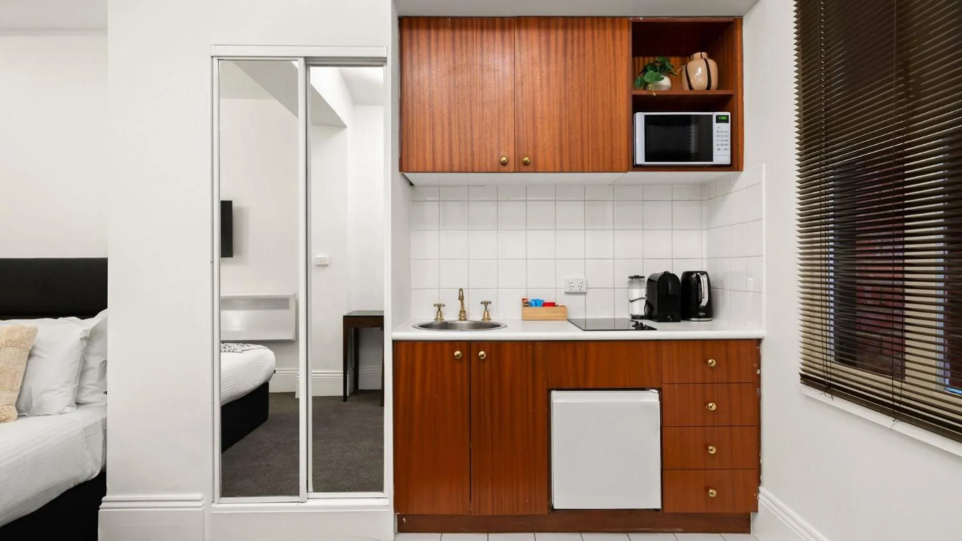 Kitchen or kitchenette, Bed in Gordon House Apartments