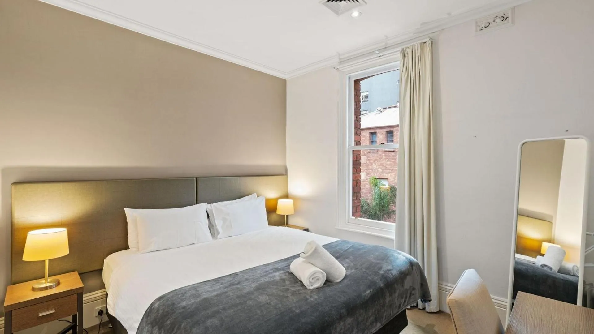 Bedroom, Bed in Gordon House Apartments