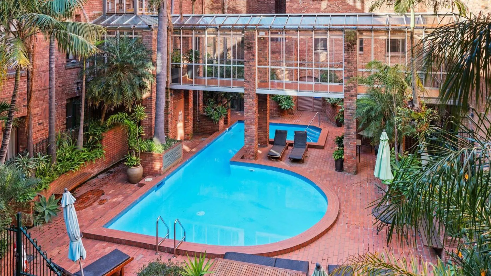 Swimming pool in Gordon House Apartments