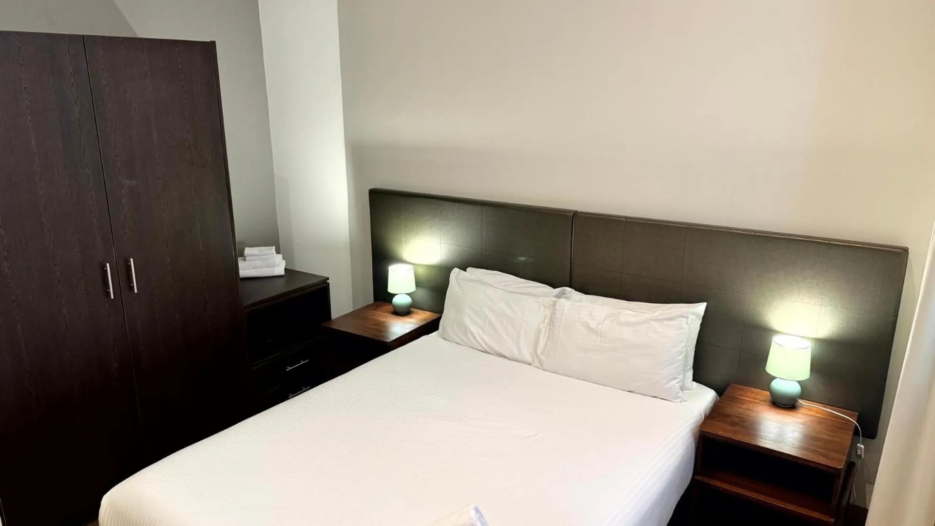 Bedroom, Bed in Gordon House Apartments