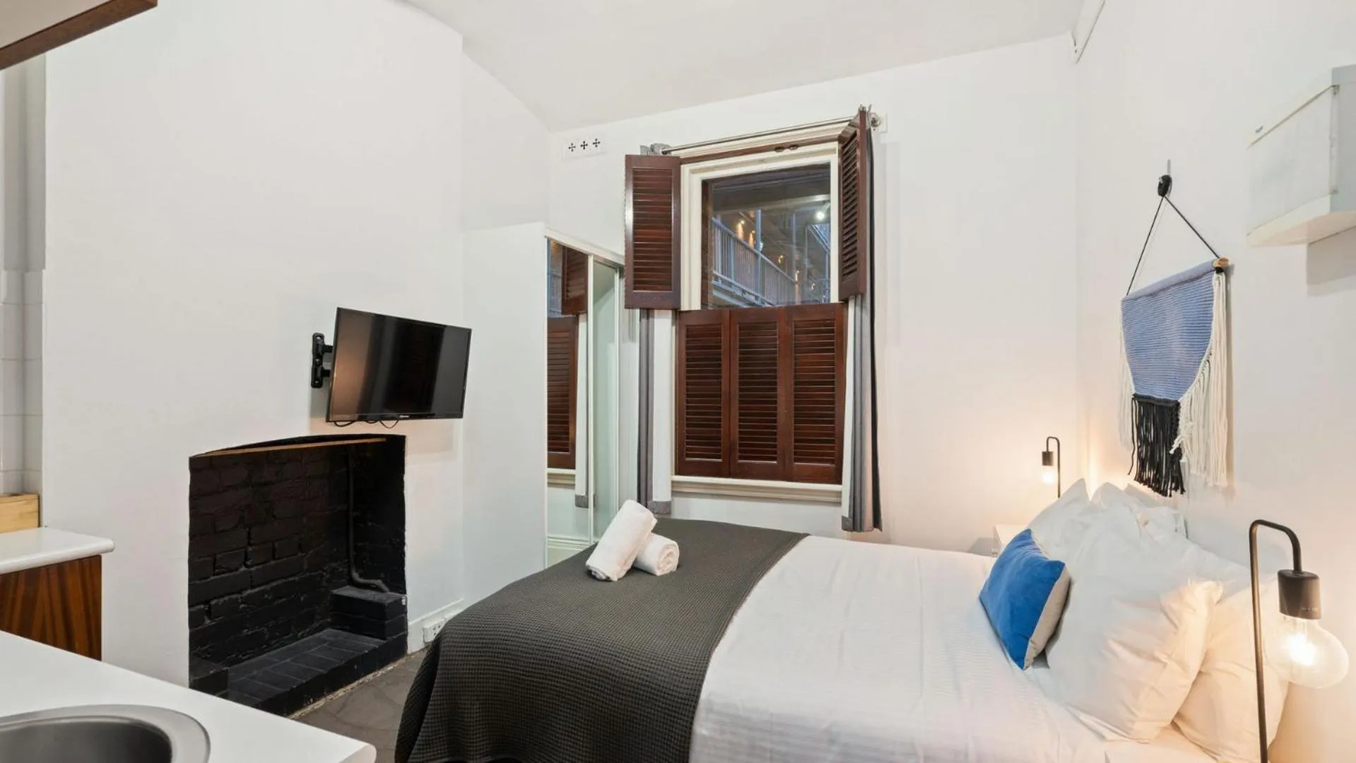 Bedroom, Bed in Gordon House Apartments