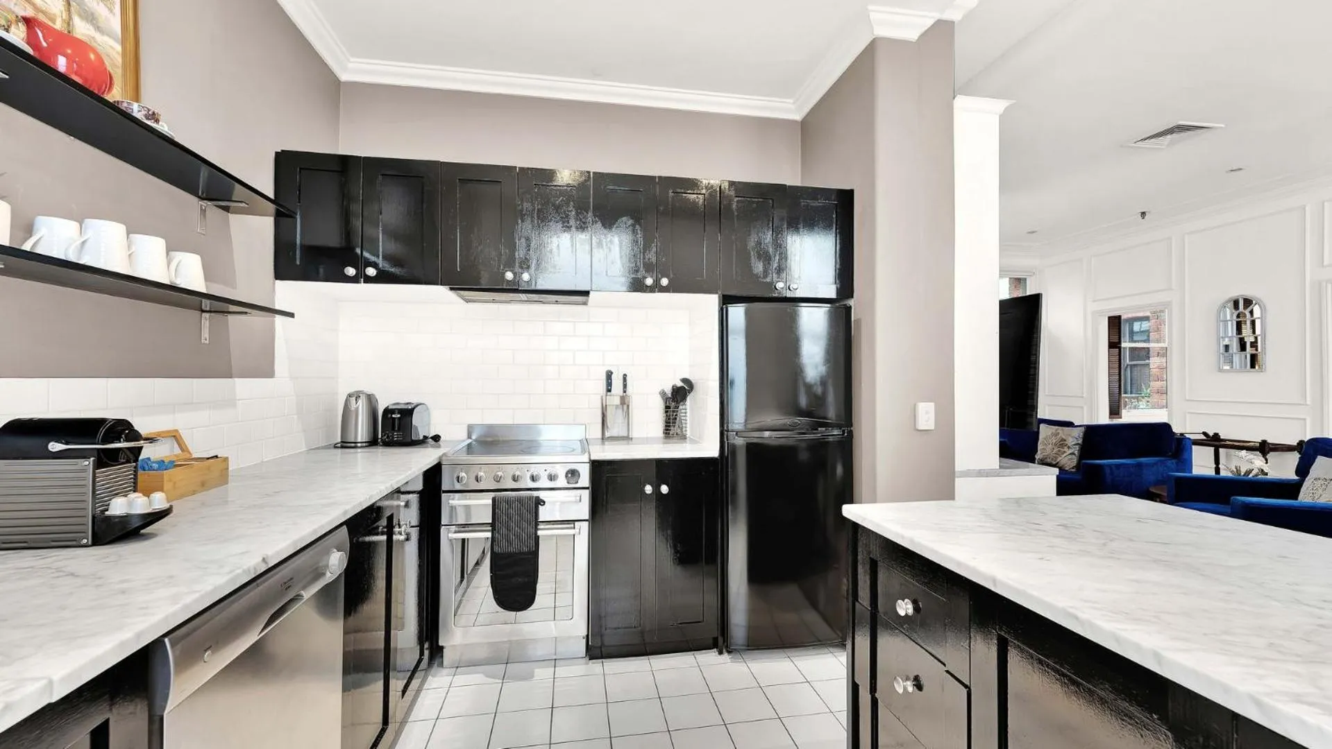 Kitchen or kitchenette in Gordon House Apartments