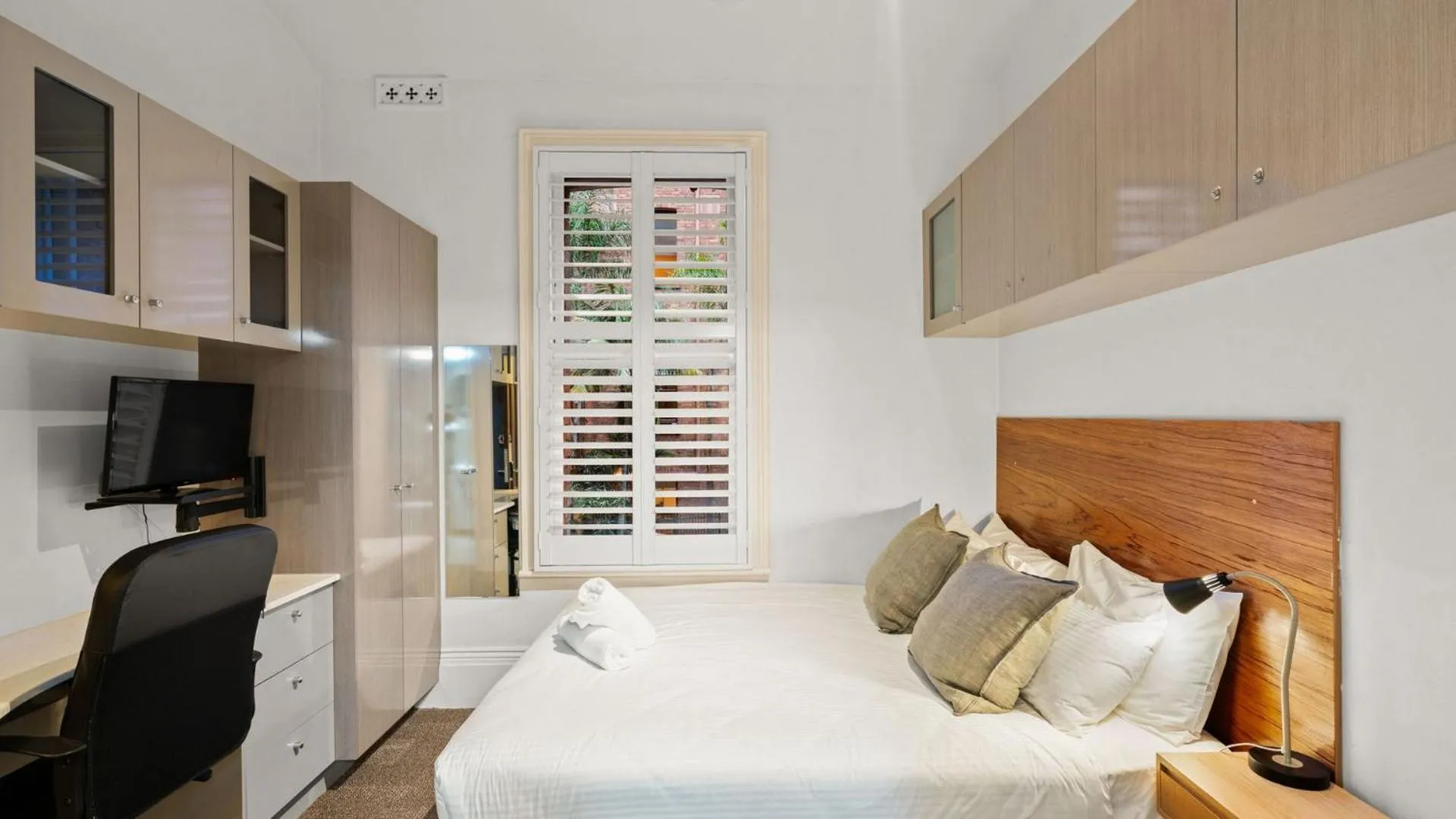 Bedroom, Bed in Gordon House Apartments