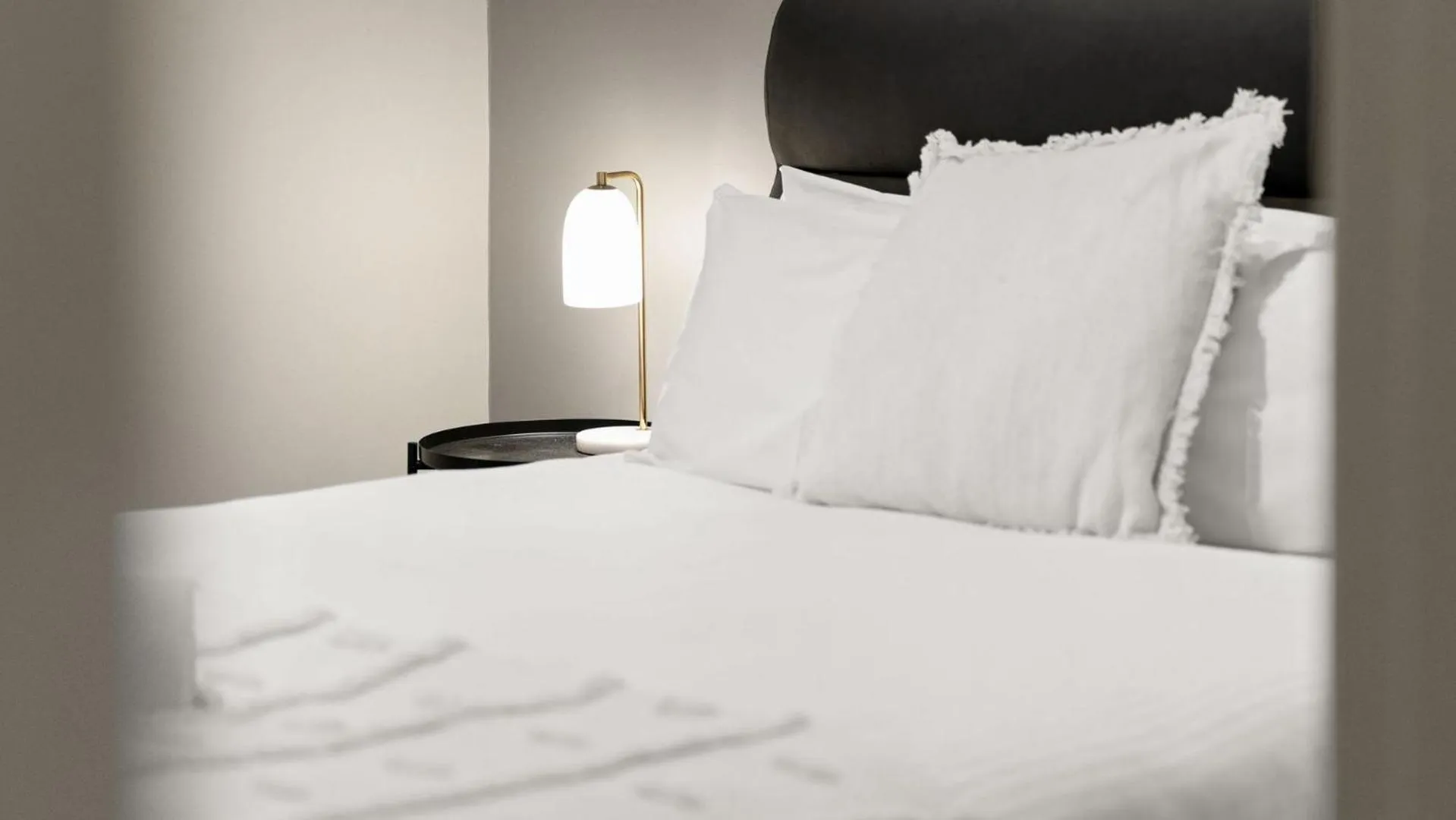 Bedroom, Bed in Gordon House Apartments