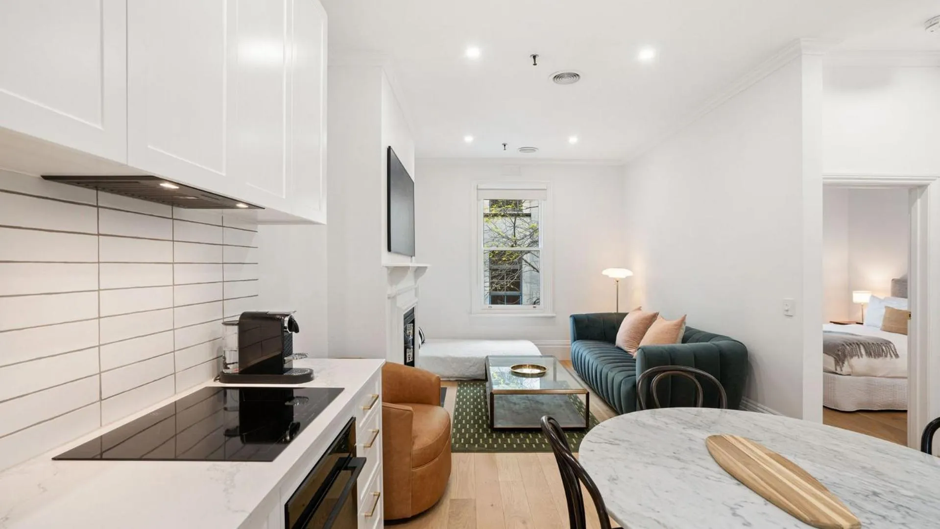Kitchen or kitchenette, Bed in Gordon House Apartments