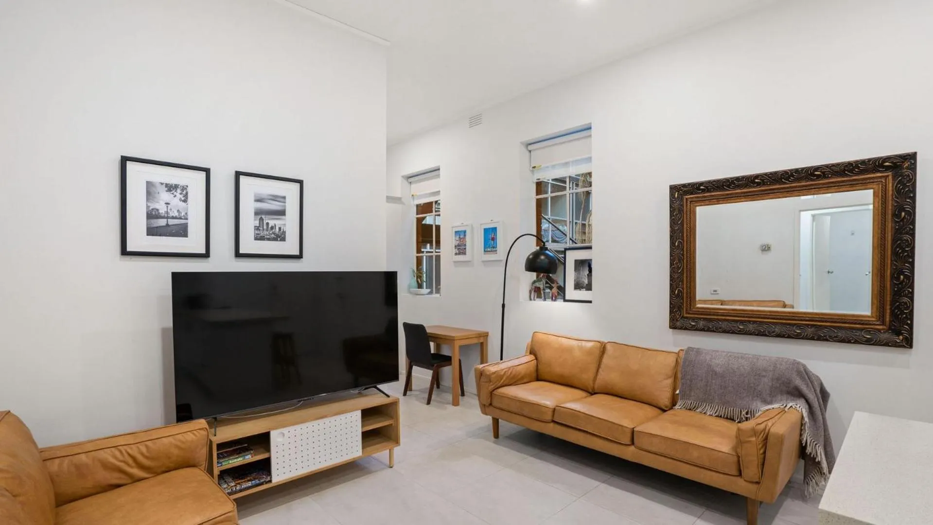 TV and multimedia in Gordon House Apartments