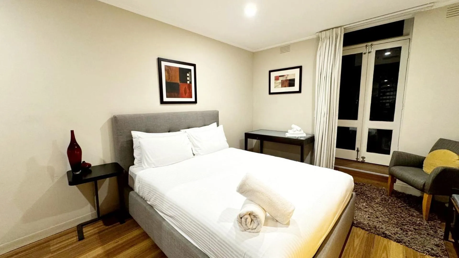 Bedroom, Bed in Gordon House Apartments