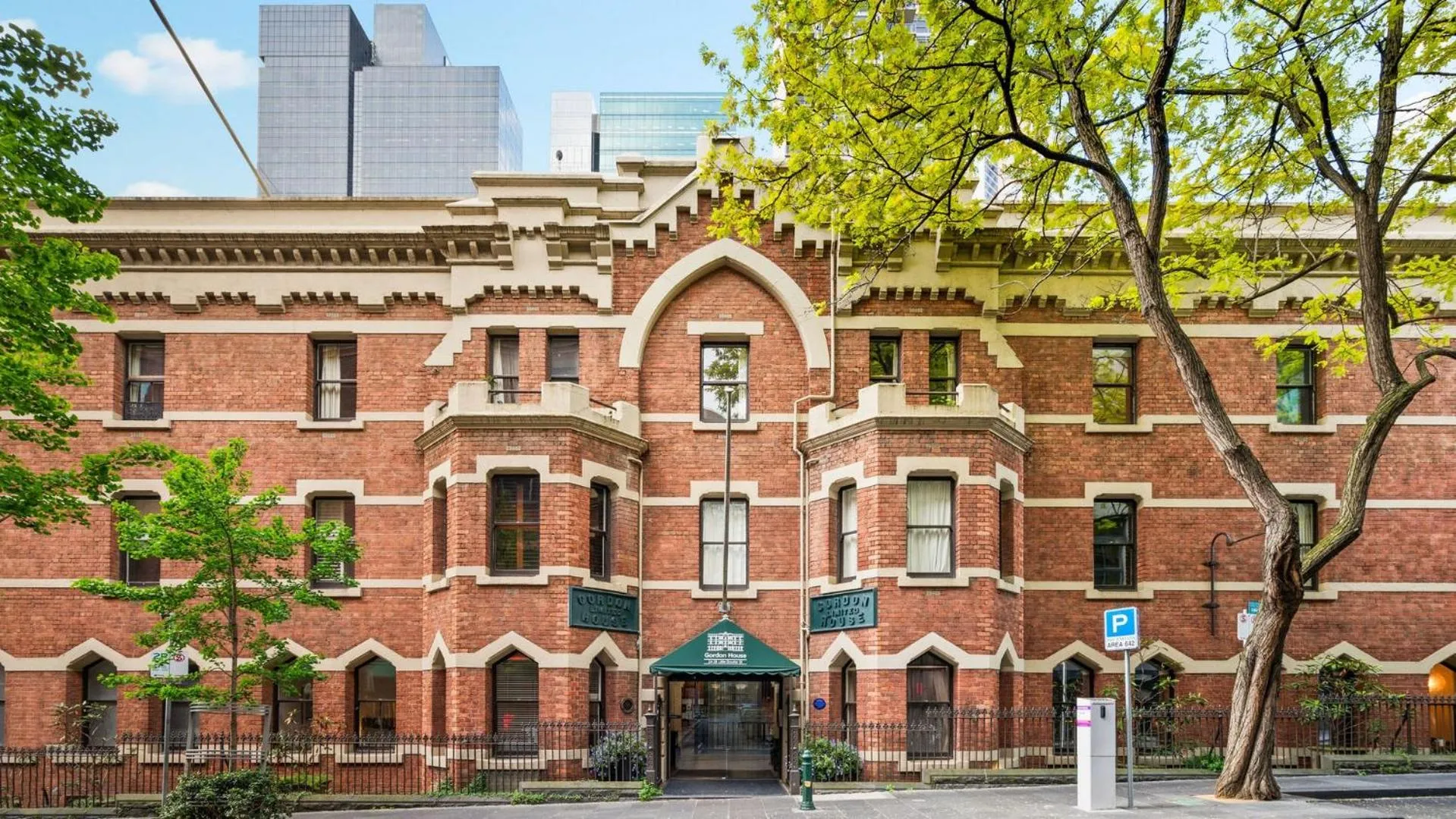 Property building in Gordon House Apartments