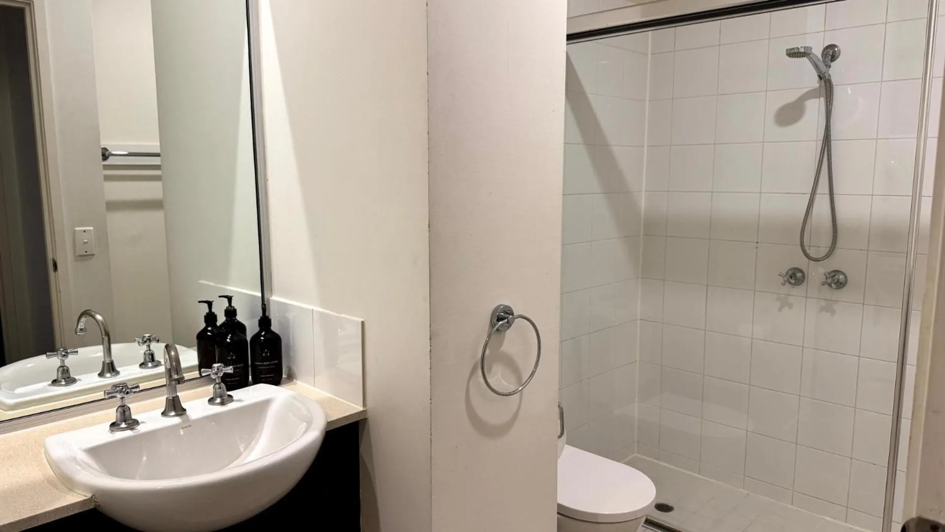 Bathroom in Gordon House Apartments