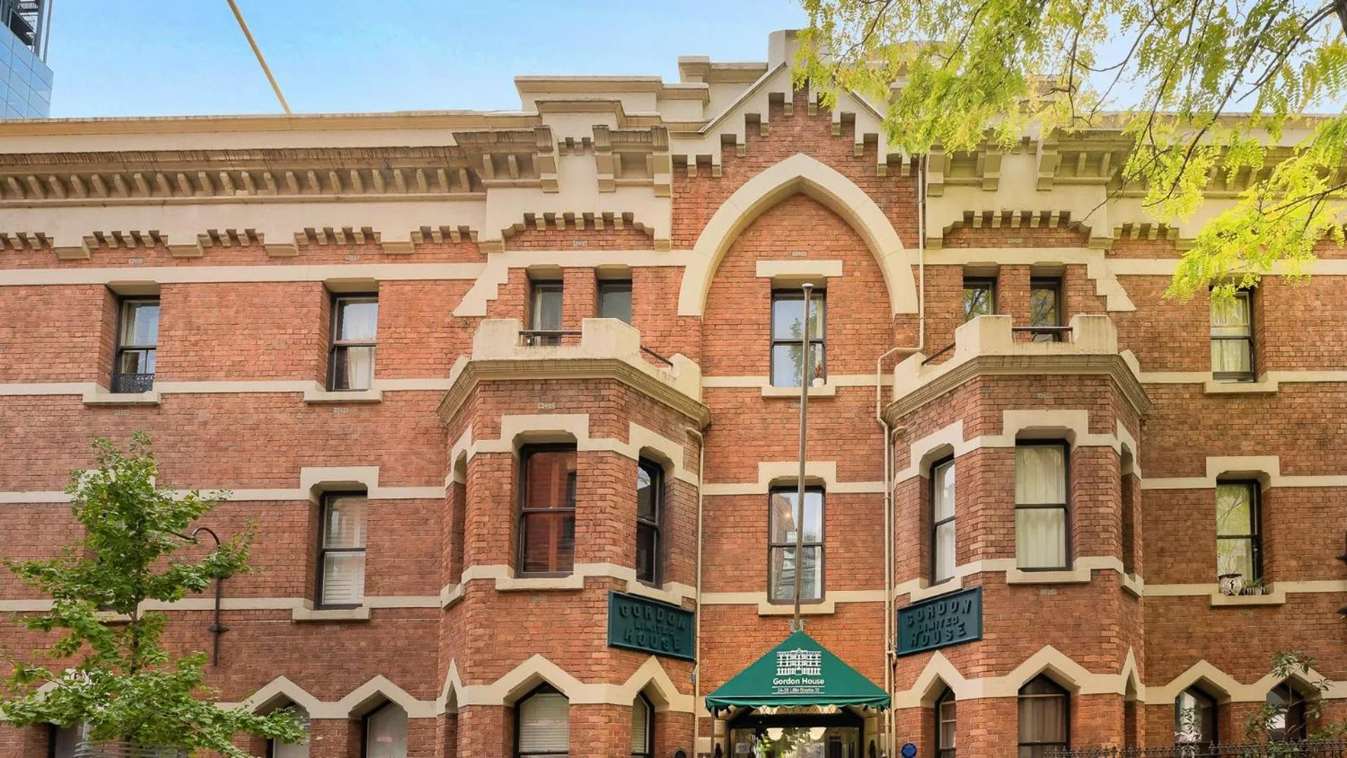 Property building in Gordon House Apartments