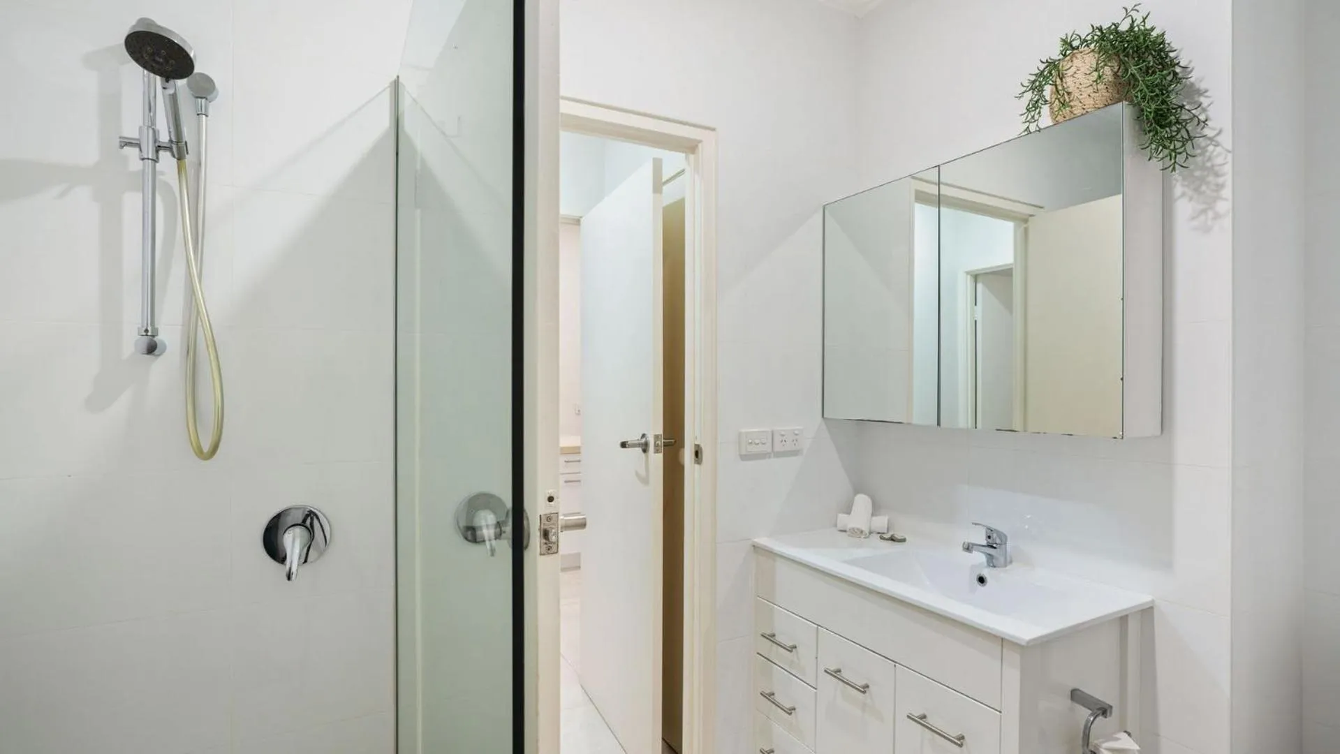 Bathroom in Gordon House Apartments
