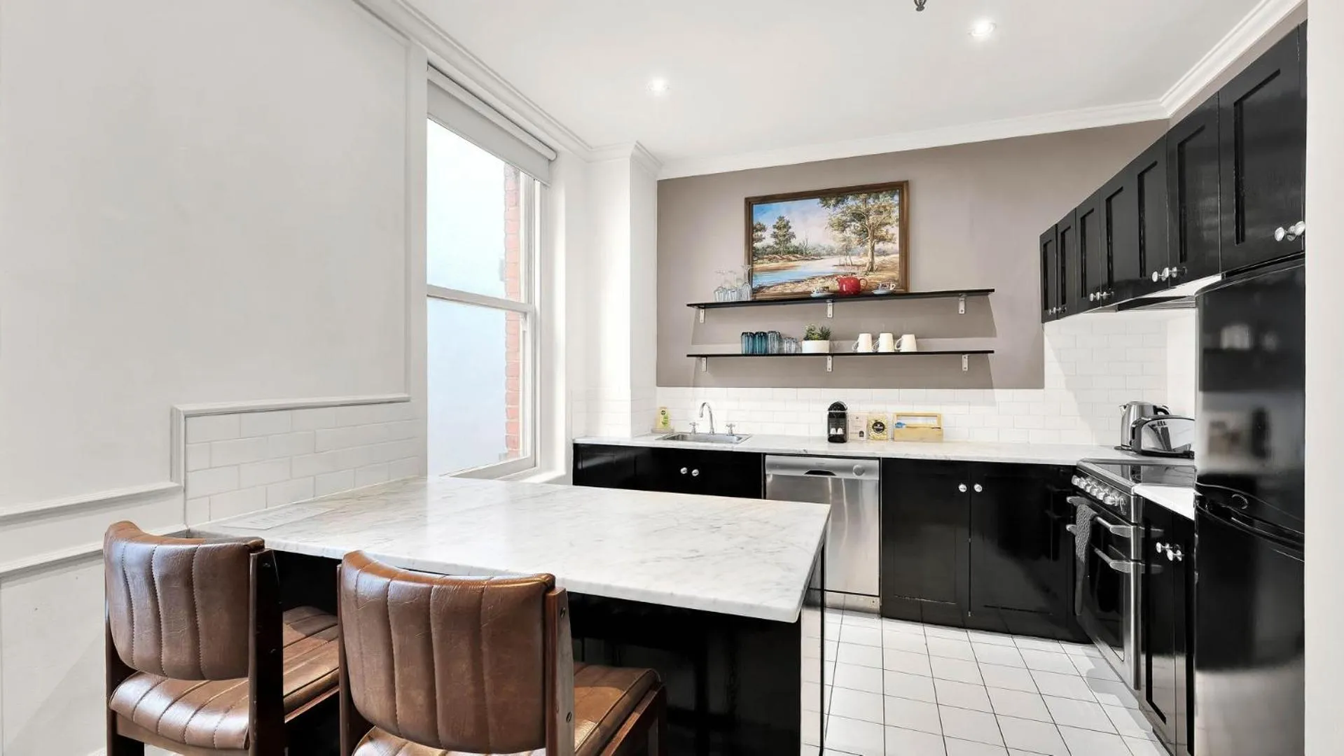 Kitchen or kitchenette in Gordon House Apartments