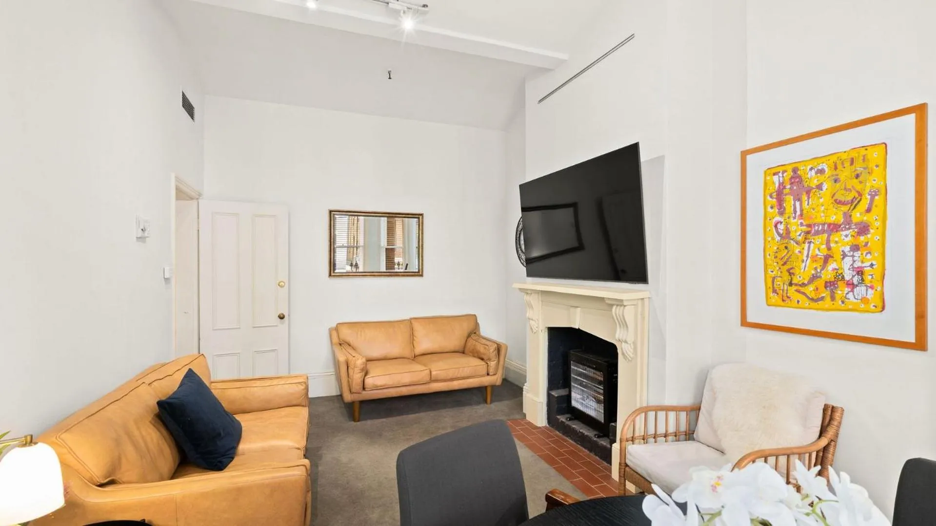 TV and multimedia in Gordon House Apartments