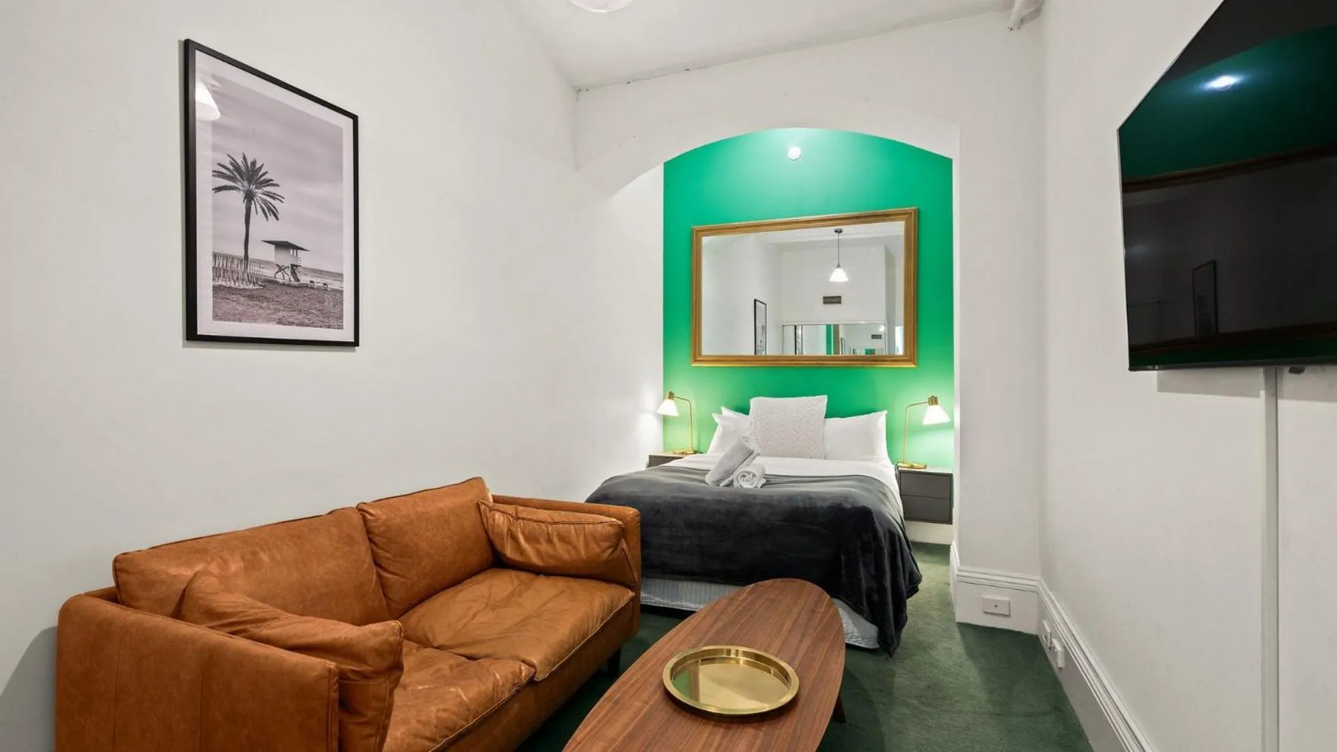 Seating area, Bed in Gordon House Apartments