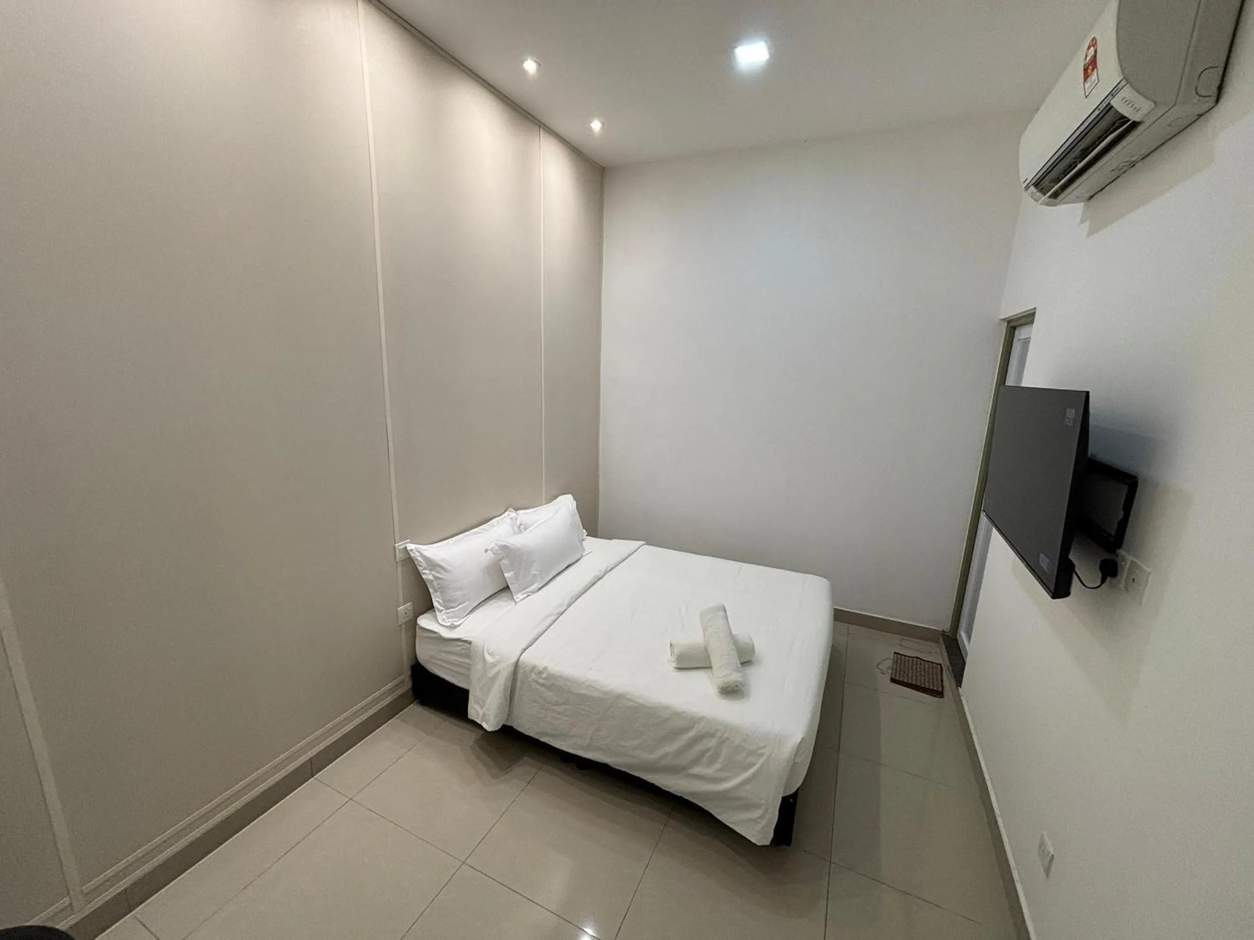 TV and multimedia, Bed in One Point Hotel @ Airport (Kuching)