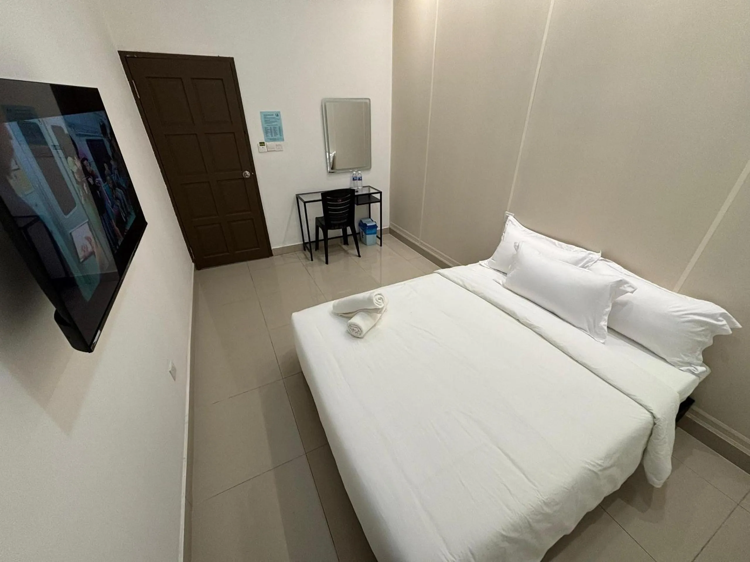 TV and multimedia, Bed in One Point Hotel @ Airport (Kuching)