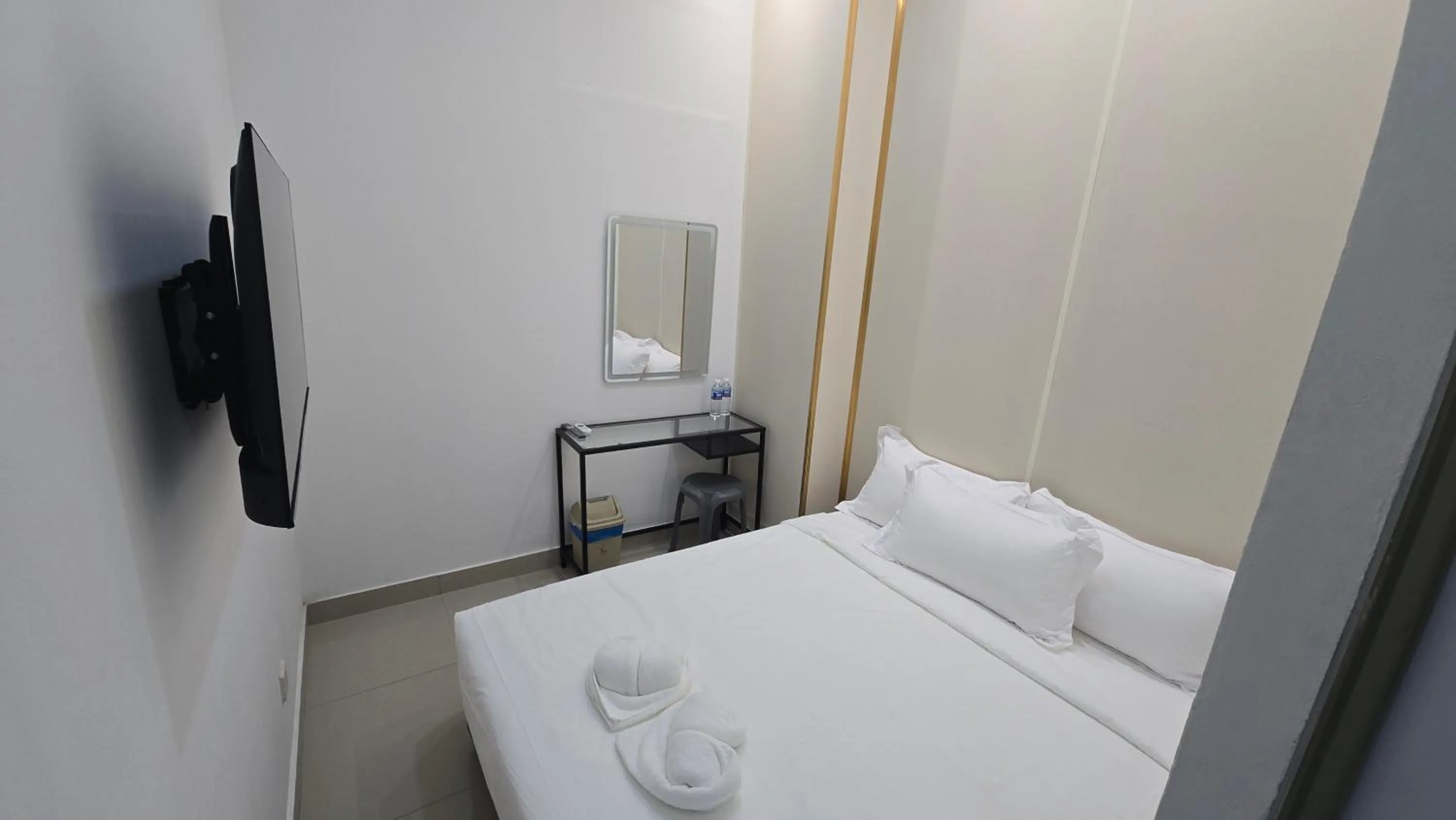 TV and multimedia, Bed in One Point Hotel @ Airport (Kuching)