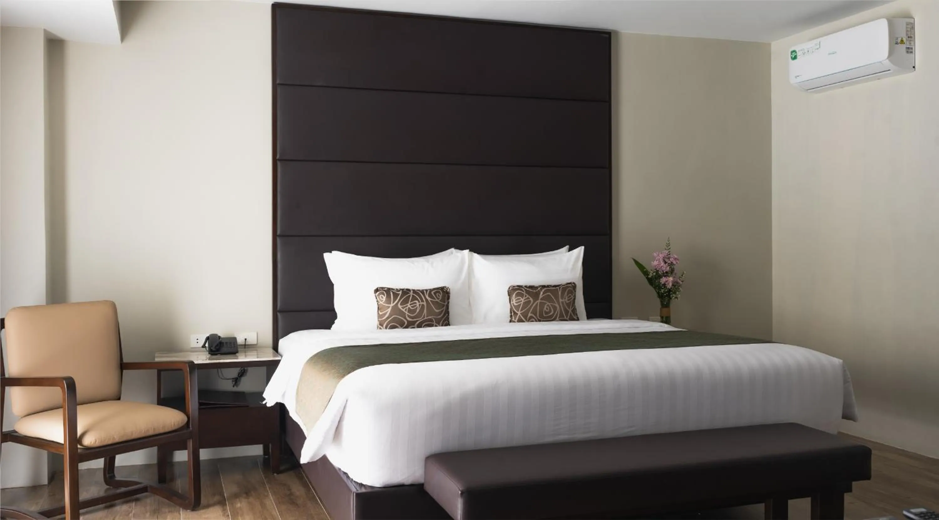 Bed in Canyon Hotels & Resorts Boracay