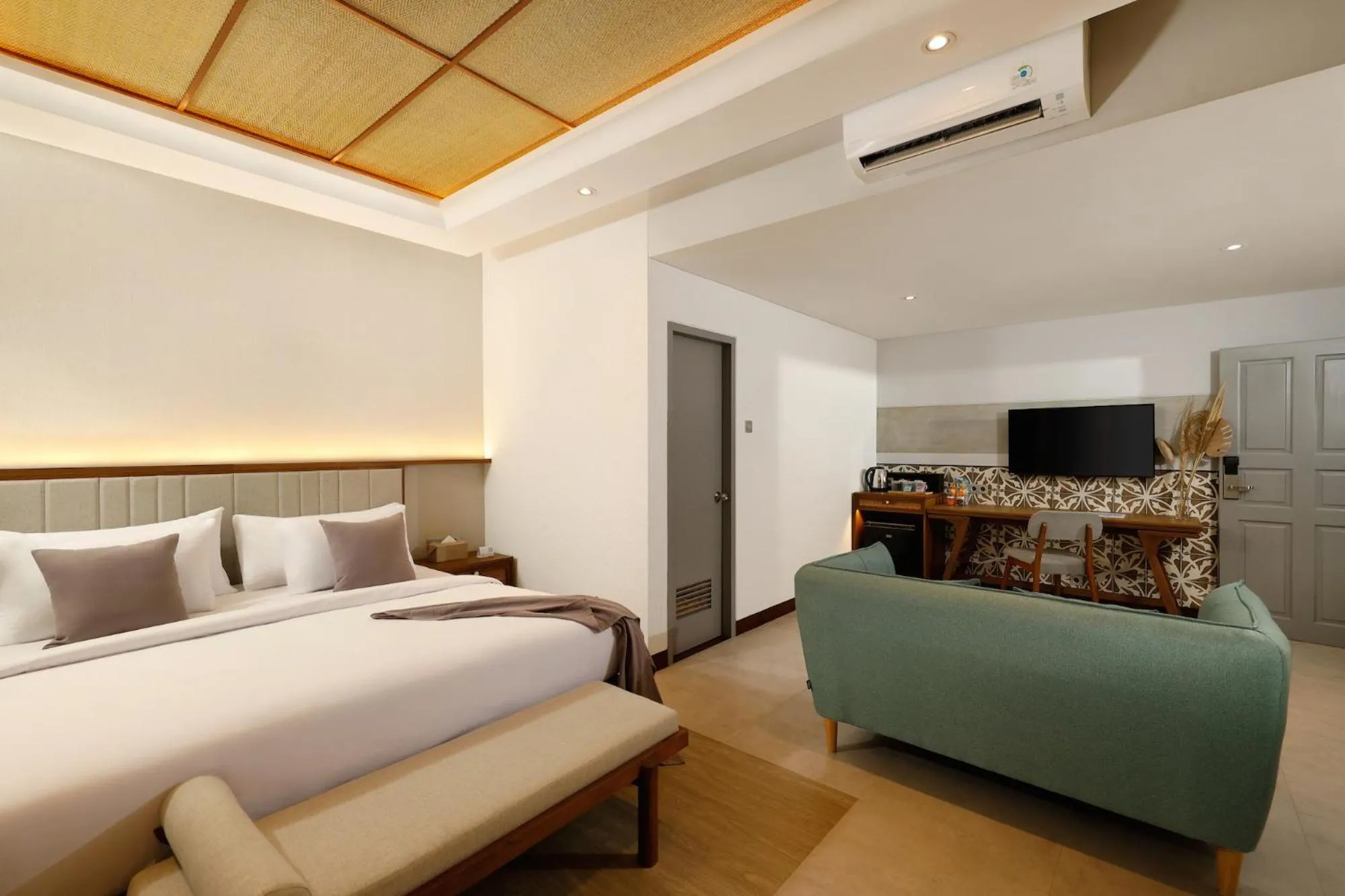 Seating area, Bed in The Mahata