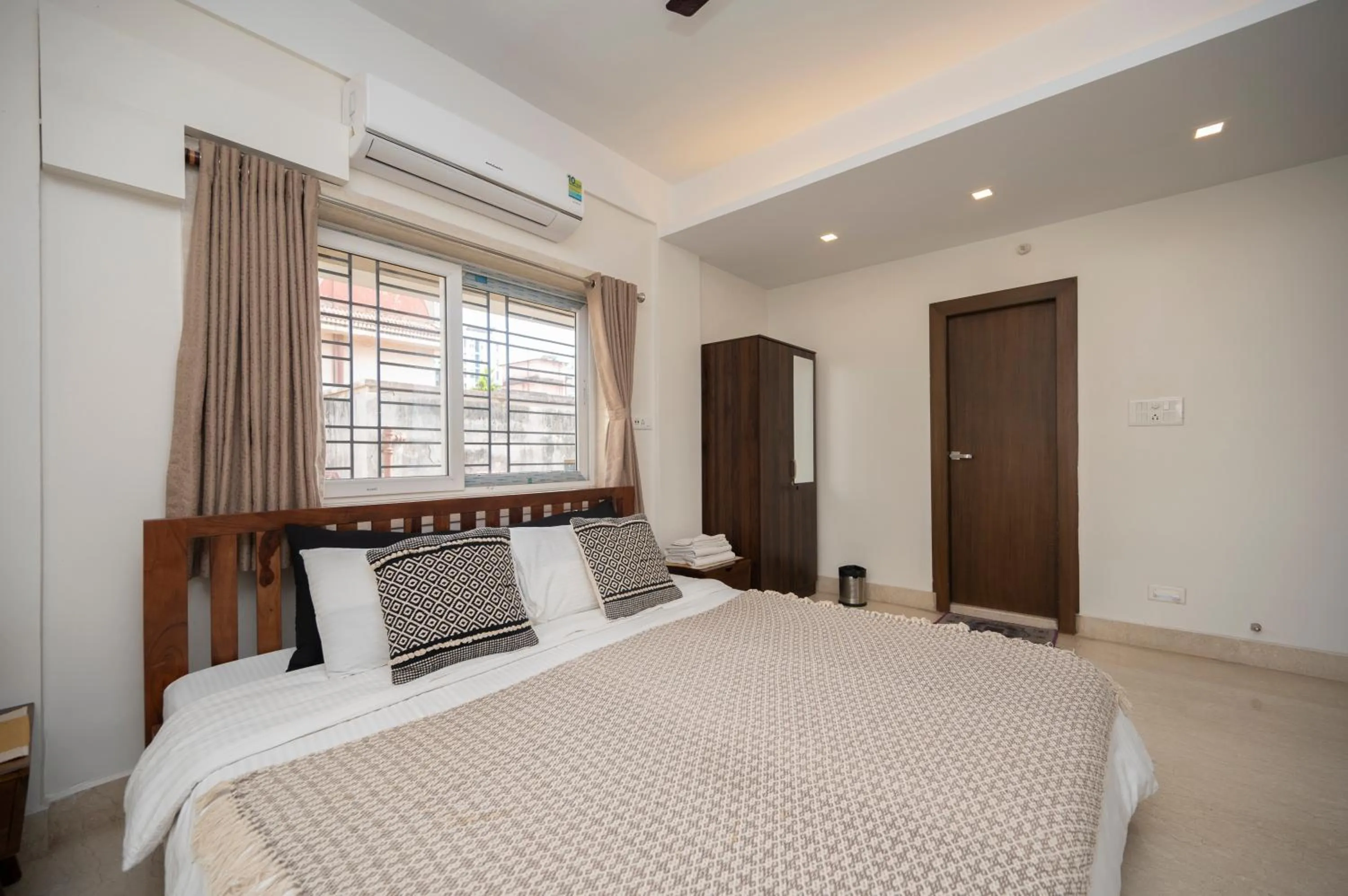 Bed in Lakeside Suites