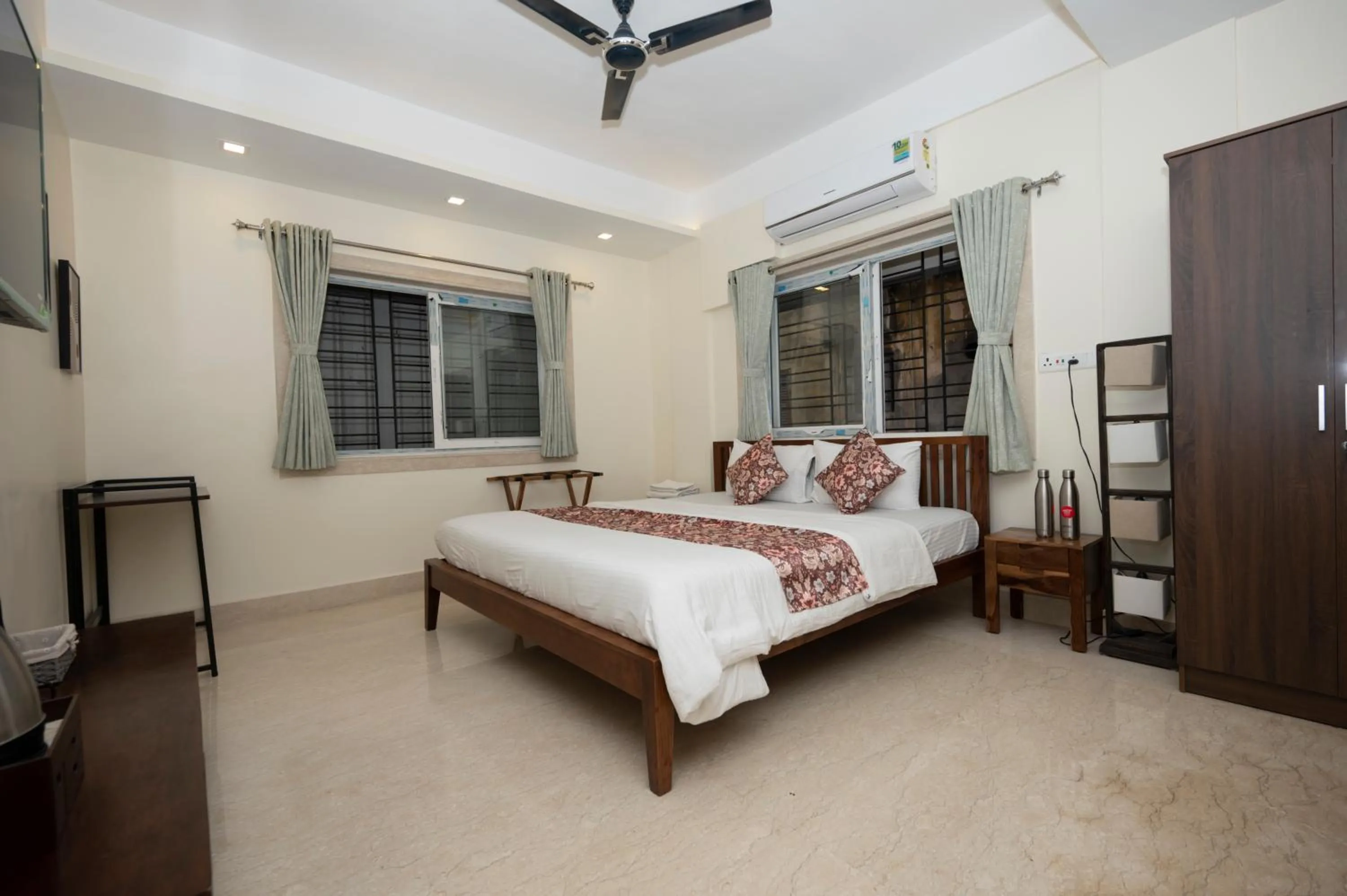 Bed in Lakeside Suites