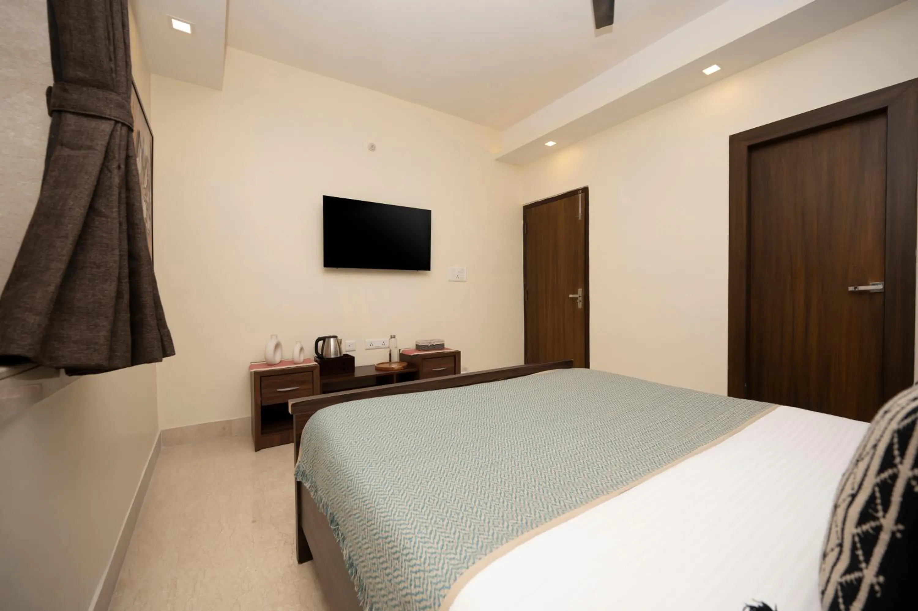 Bed in Lakeside Suites