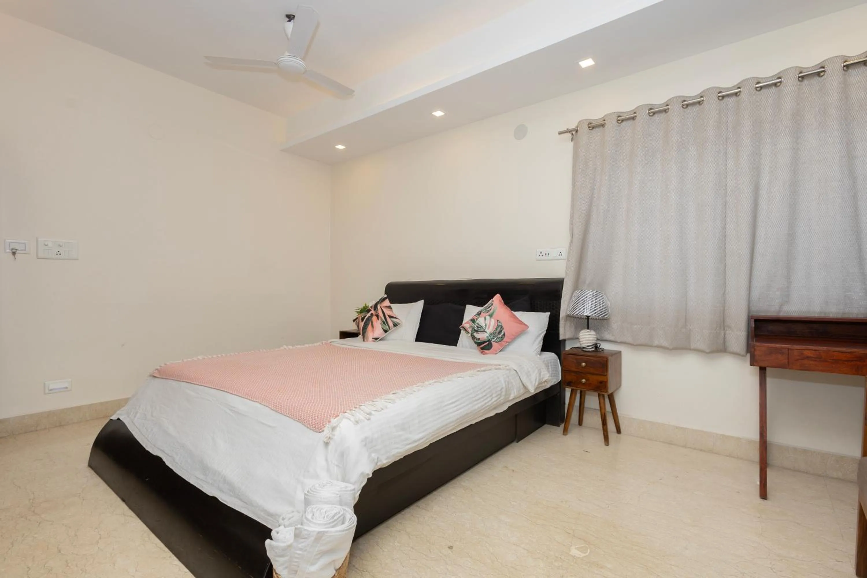 Photo of the whole room, Bed in Lakeside Suites