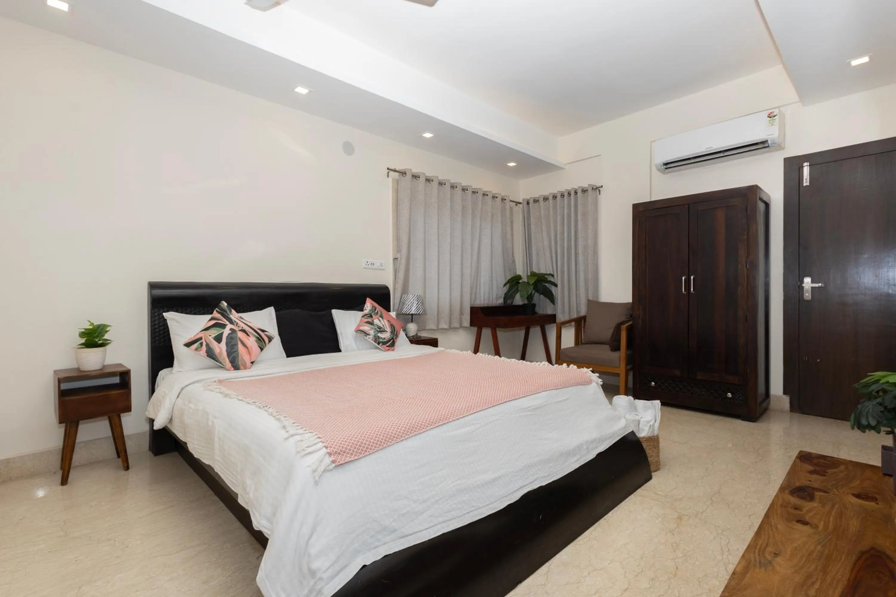 Bed in Lakeside Suites