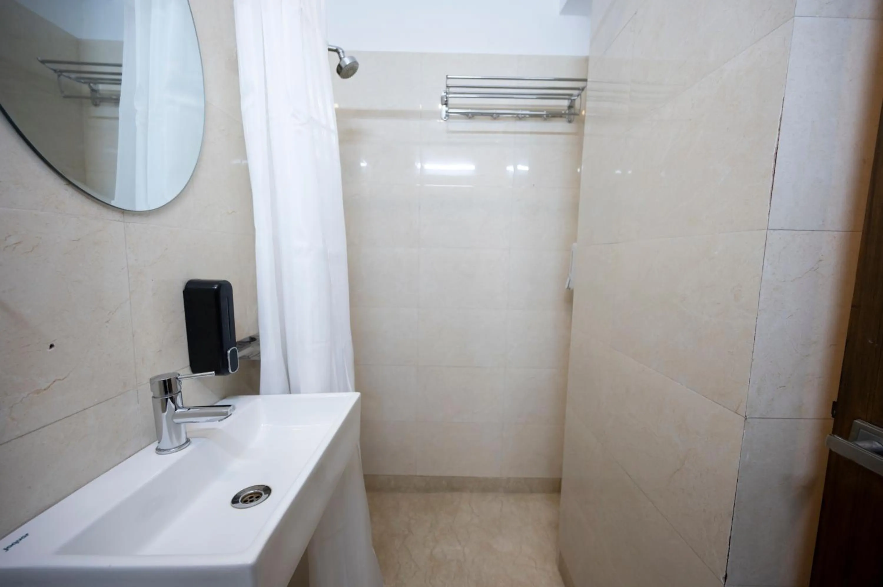 Shower in Lakeside Suites